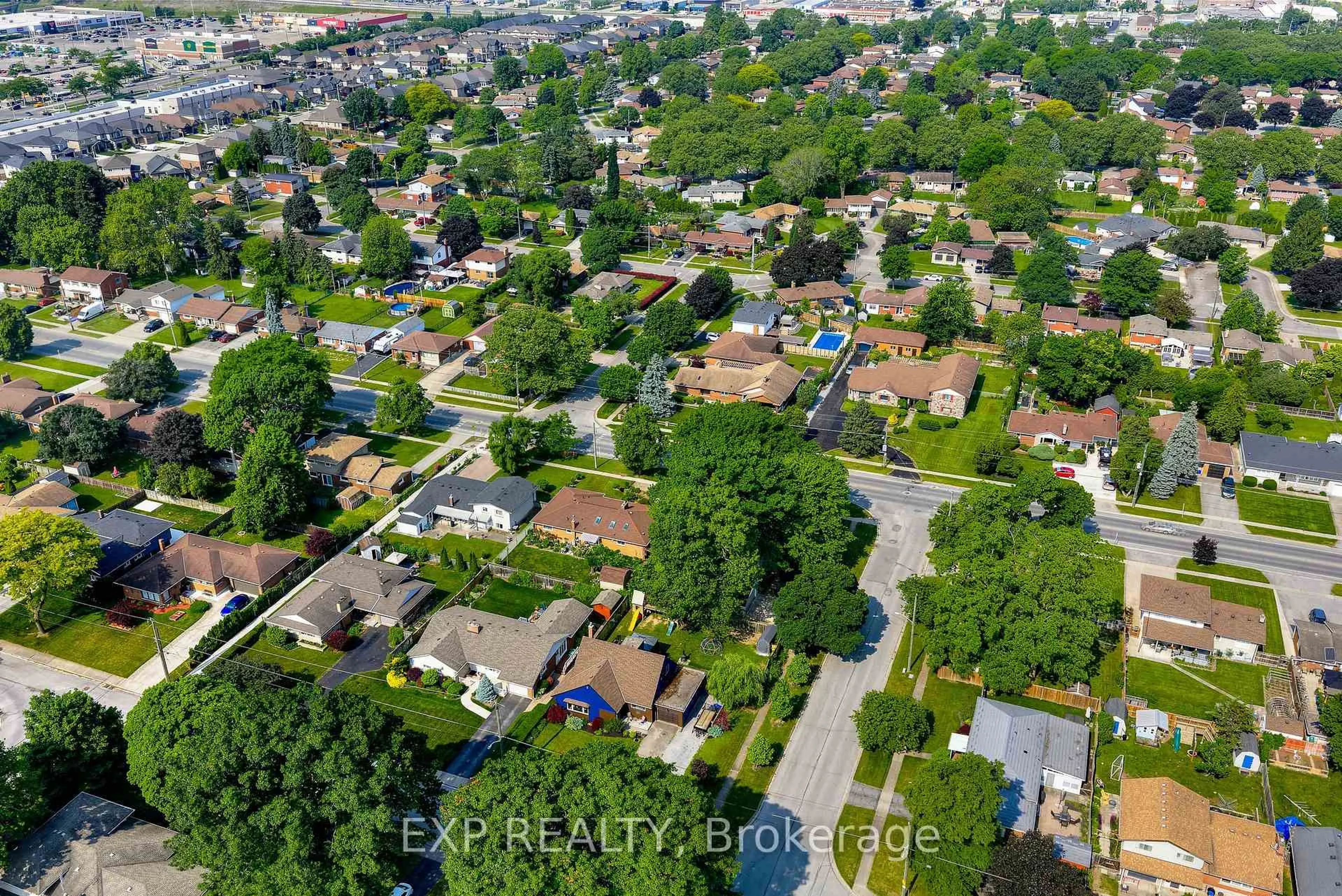 A pic from outside/outdoor area/front of a property/back of a property/a pic from drone, street for 4515 Pinedale Dr, Niagara Falls Ontario L2E 6M6