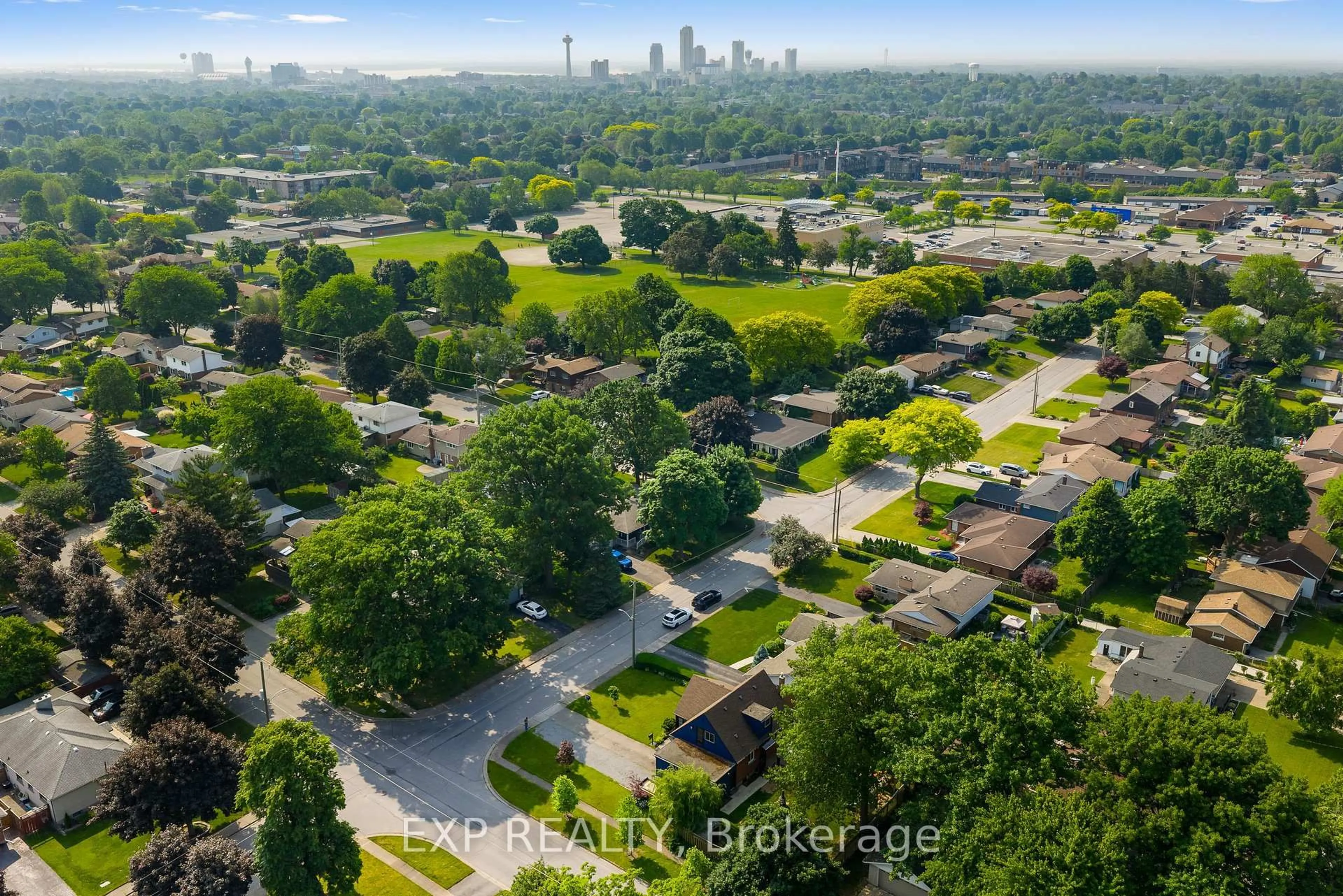 A pic from outside/outdoor area/front of a property/back of a property/a pic from drone, city buildings view from balcony for 4515 Pinedale Dr, Niagara Falls Ontario L2E 6M6