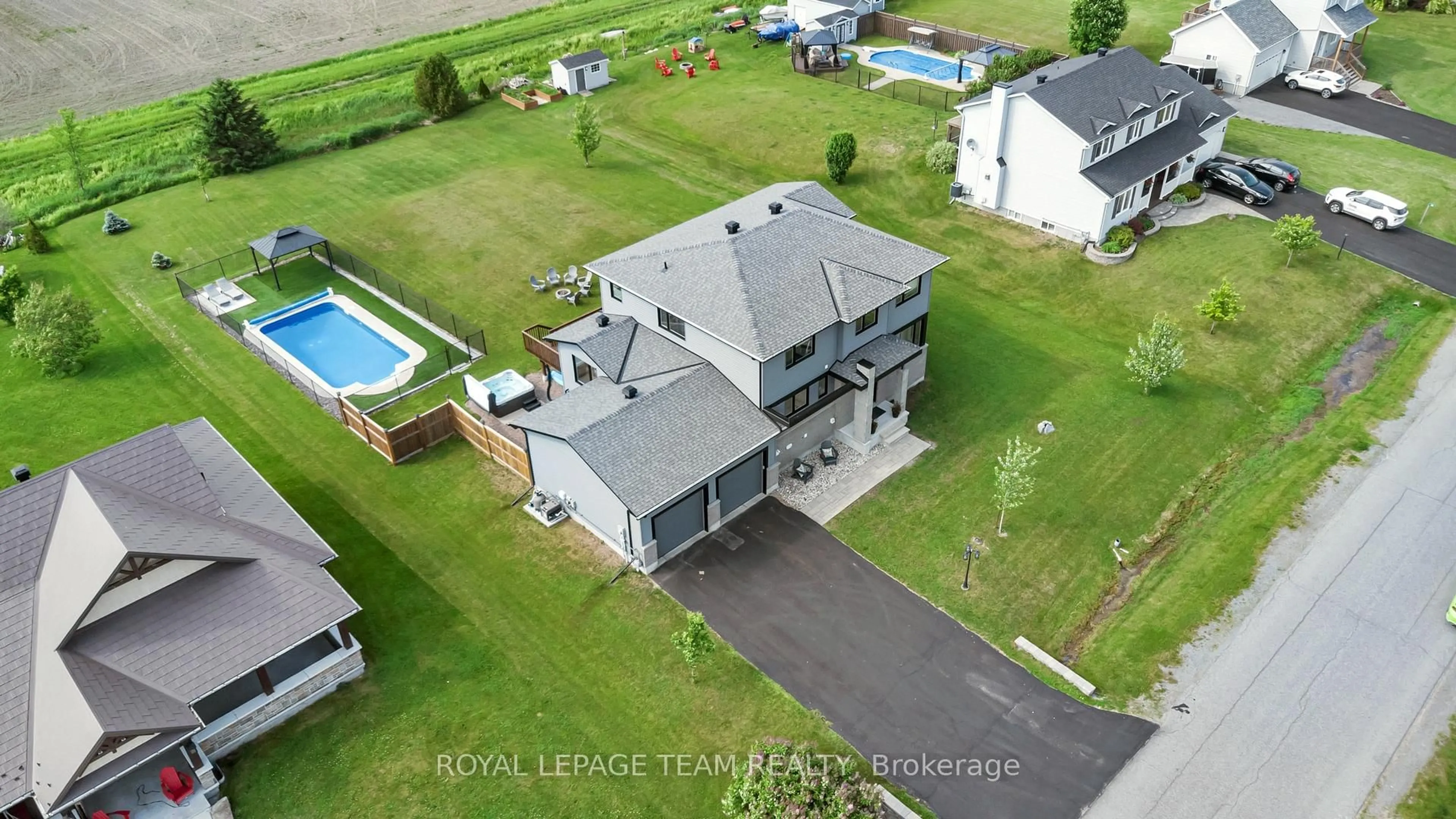 A pic from outside/outdoor area/front of a property/back of a property/a pic from drone, unknown for 82 Porcupine Tr, Ottawa Ontario K0A 1T0