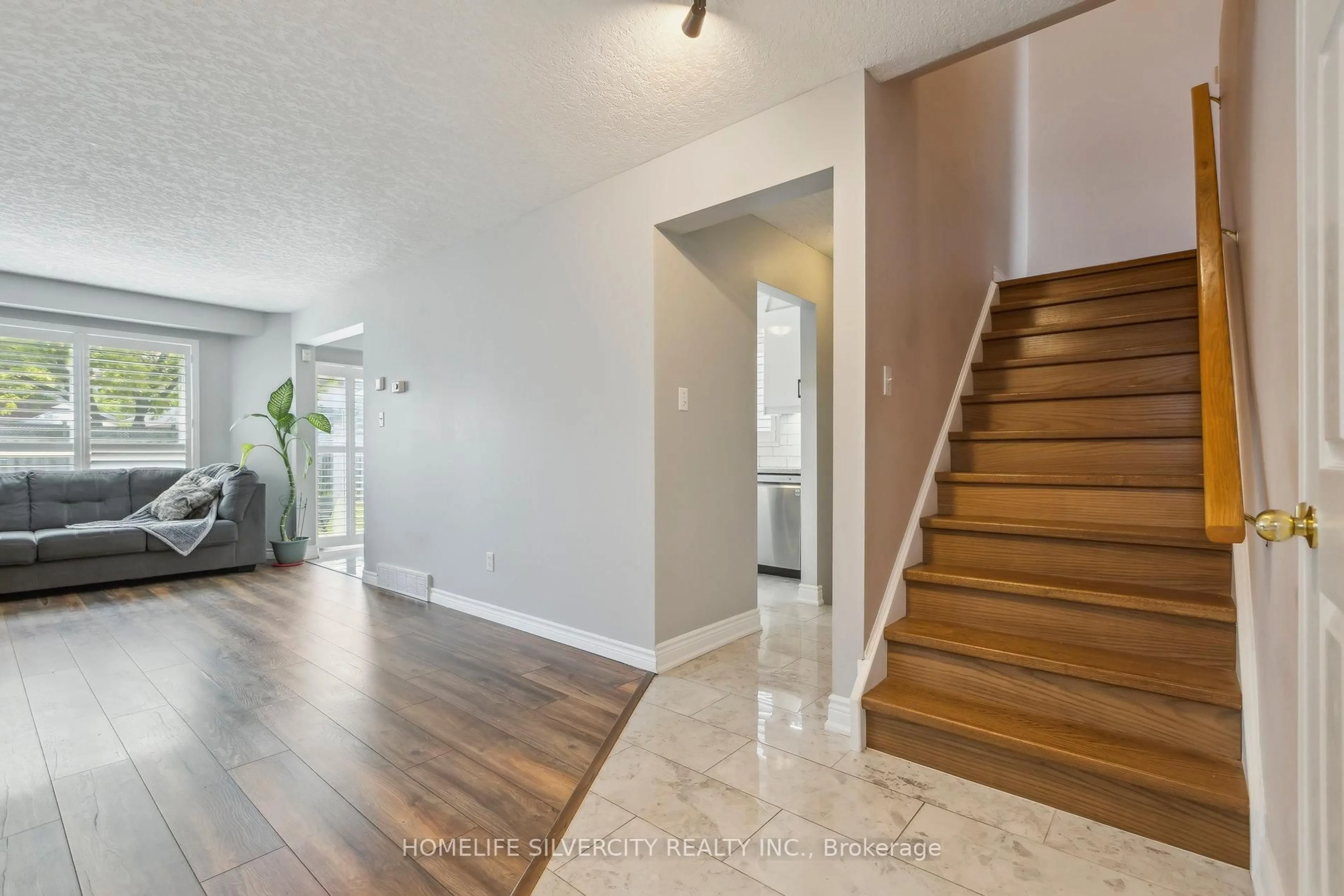 Indoor entryway for 221 Grey Fox Dr, Kitchener Ontario N2E 3N7