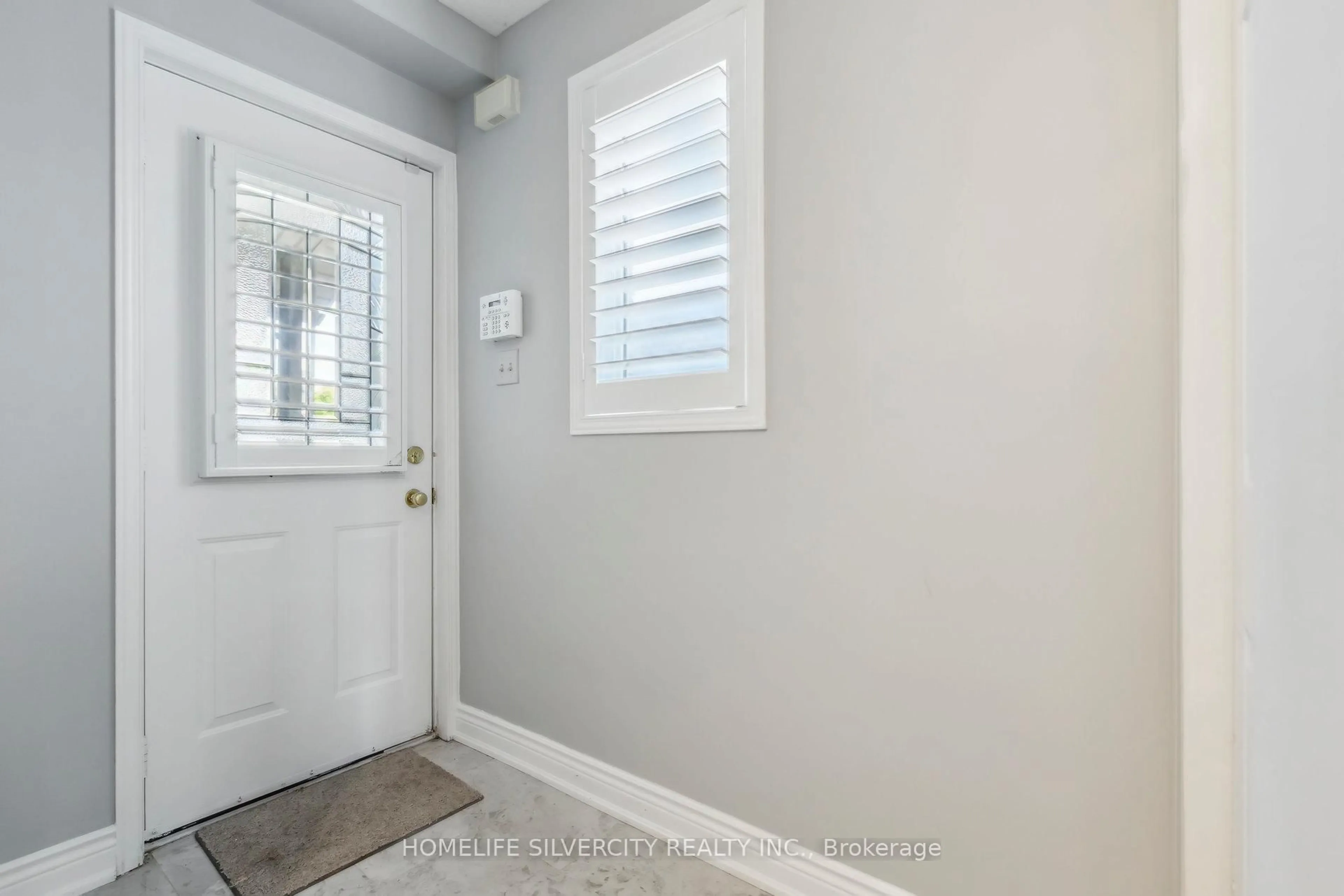 Indoor entryway for 221 Grey Fox Dr, Kitchener Ontario N2E 3N7