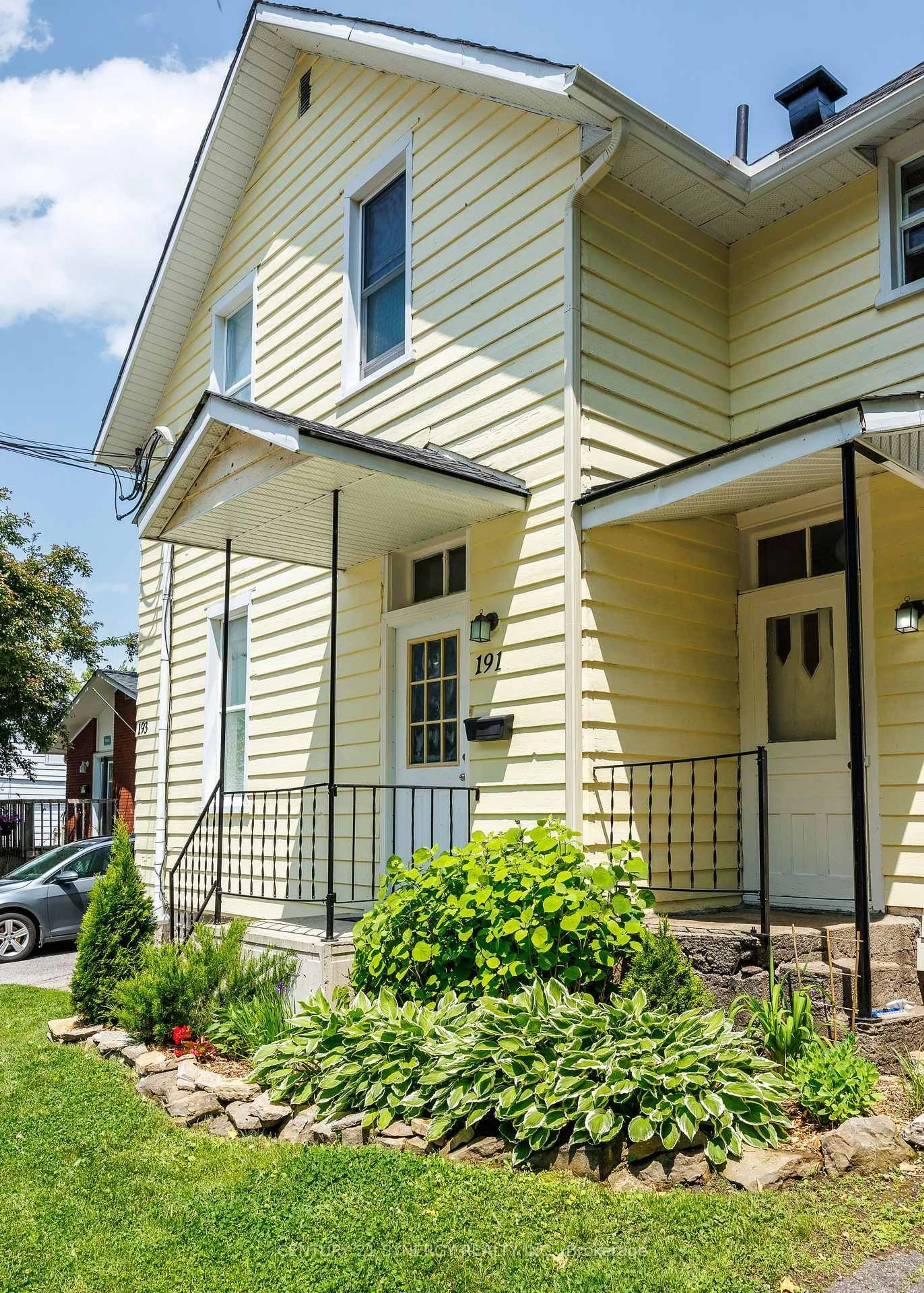 Home with vinyl exterior material, street for 189-191-193 Moffatt St, Carleton Place Ontario K7C 3K9