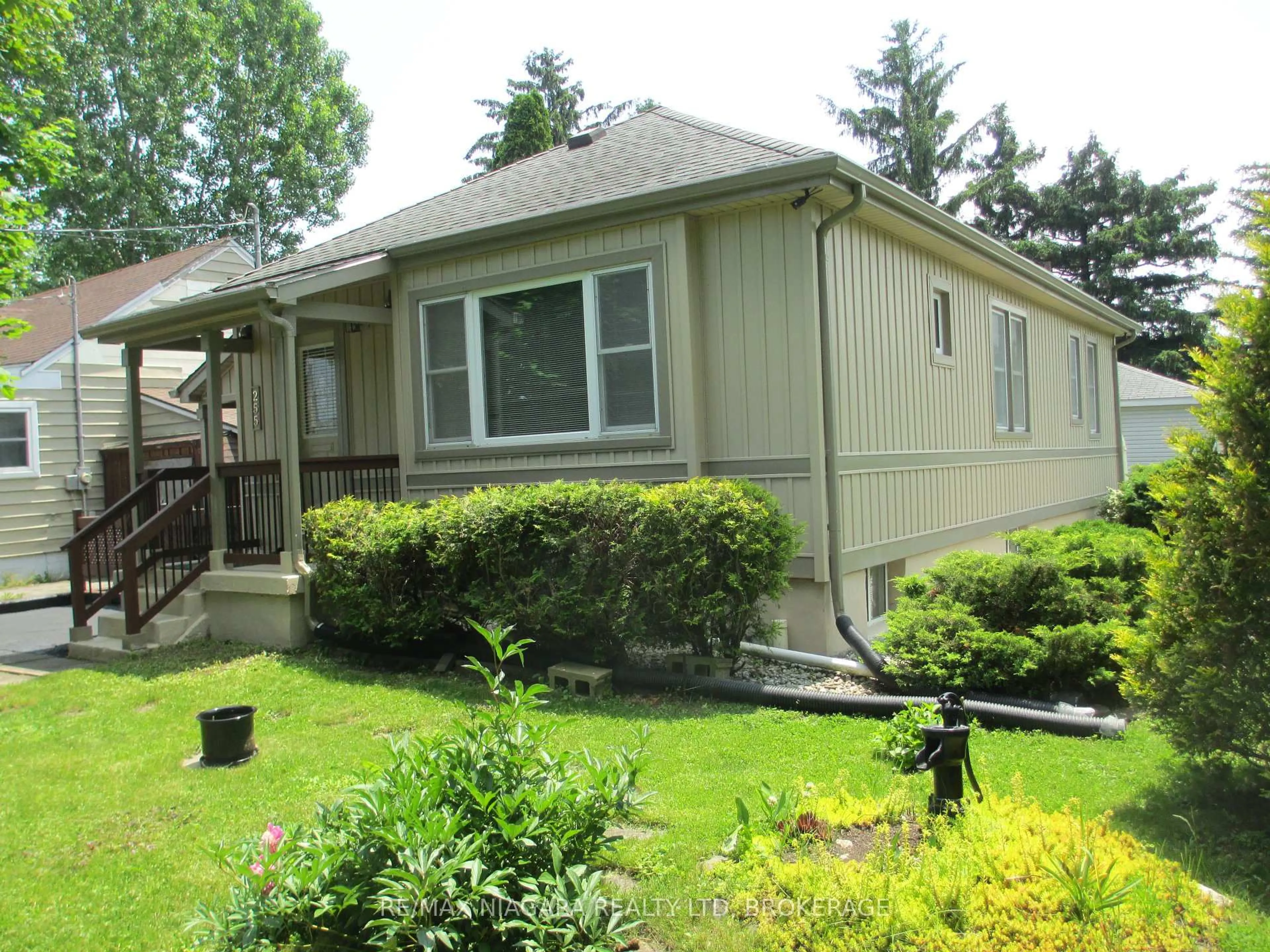 Home with vinyl exterior material, street for 255 Bowen Rd, Fort Erie Ontario L2A 2Y6
