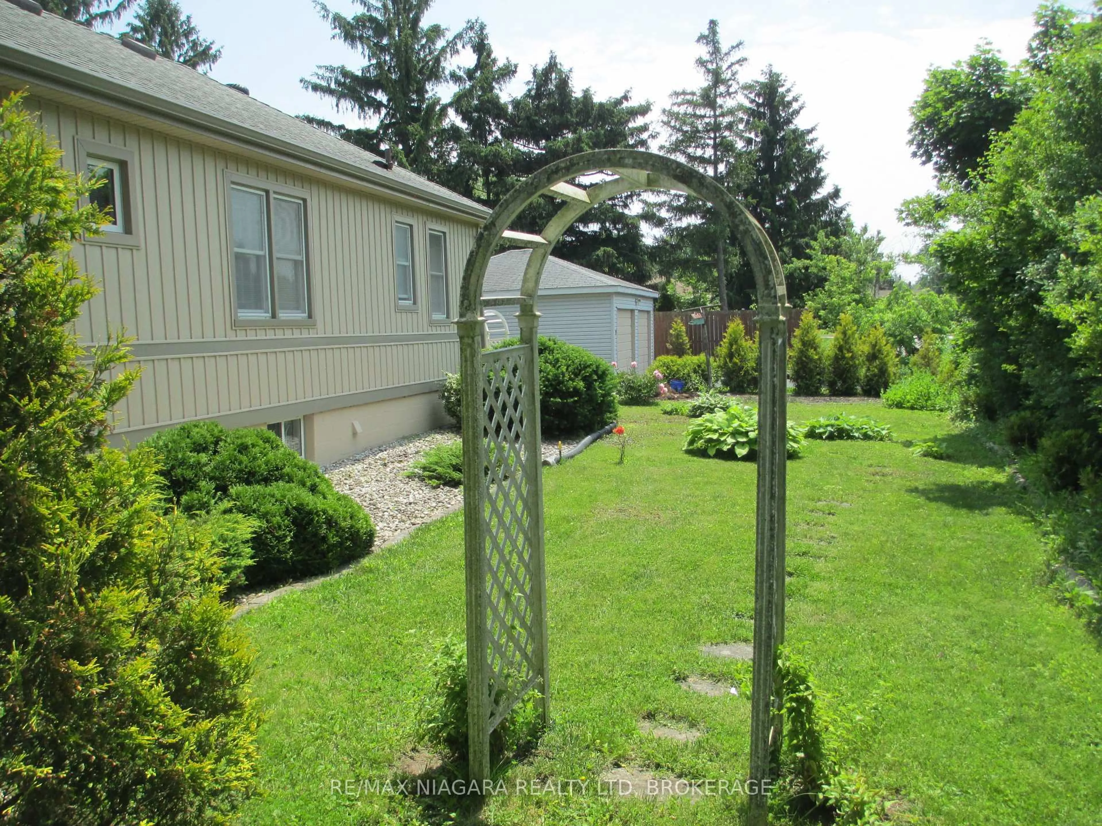 Patio, unknown for 255 Bowen Rd, Fort Erie Ontario L2A 2Y6