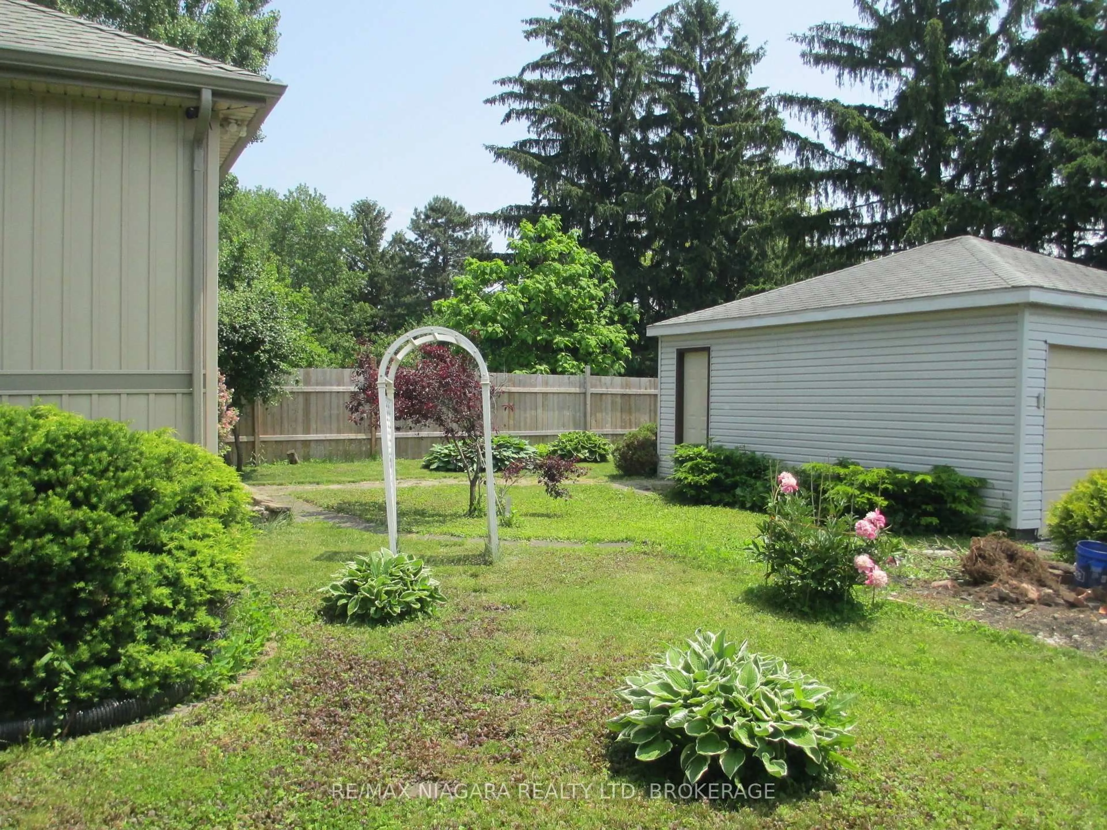 Patio, unknown for 255 Bowen Rd, Fort Erie Ontario L2A 2Y6