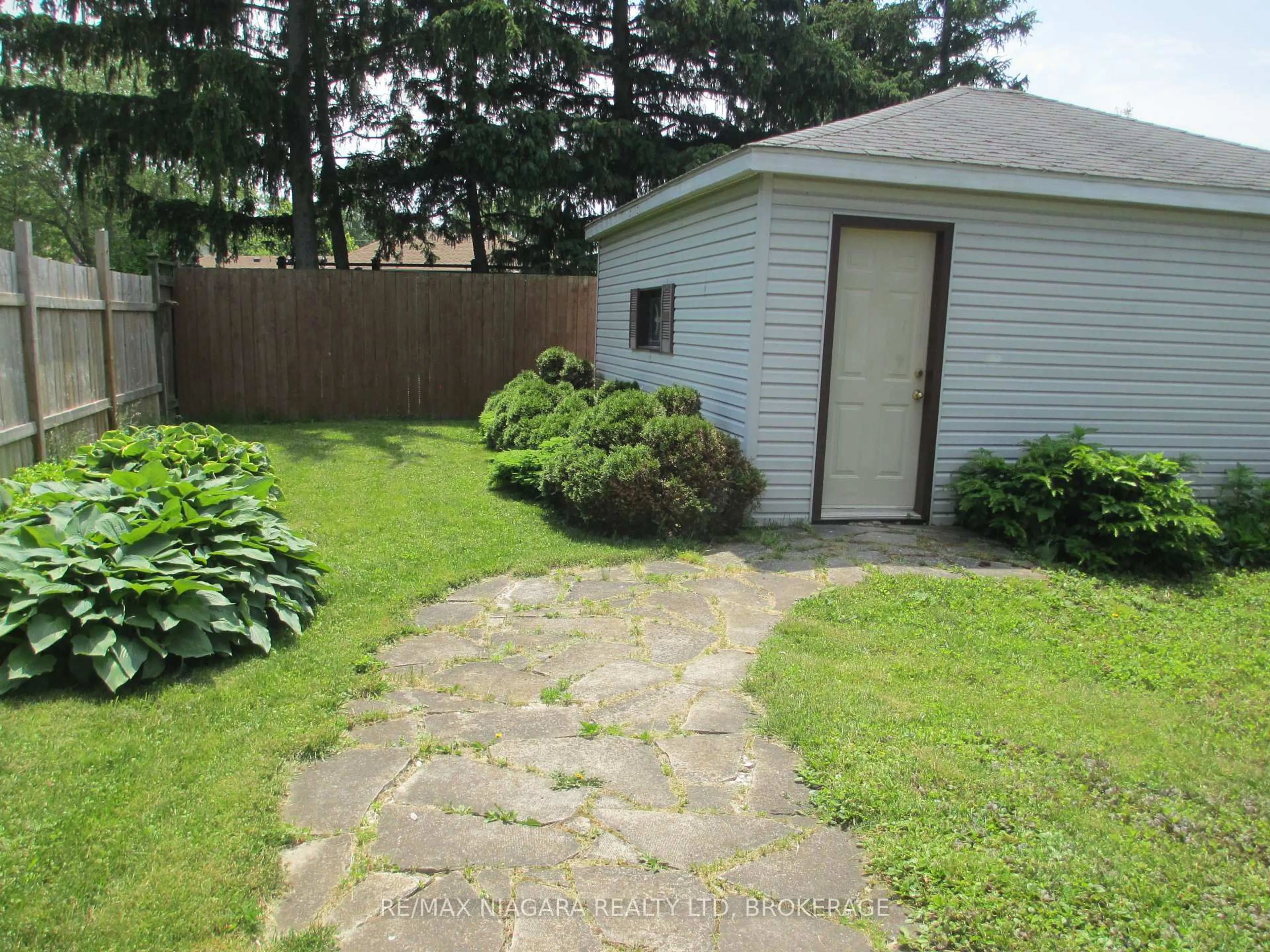 Patio, street for 255 Bowen Rd, Fort Erie Ontario L2A 2Y6