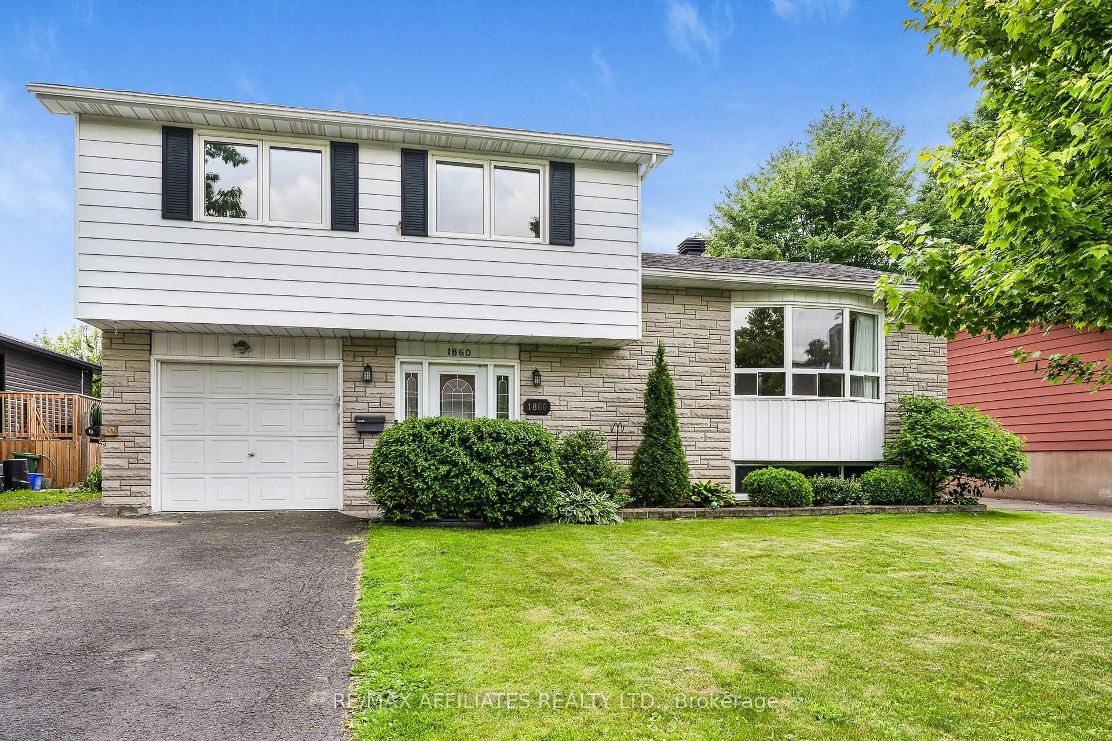 Home with vinyl exterior material, street for 1860 Florida Ave, Ottawa Ontario K1H 6Z1