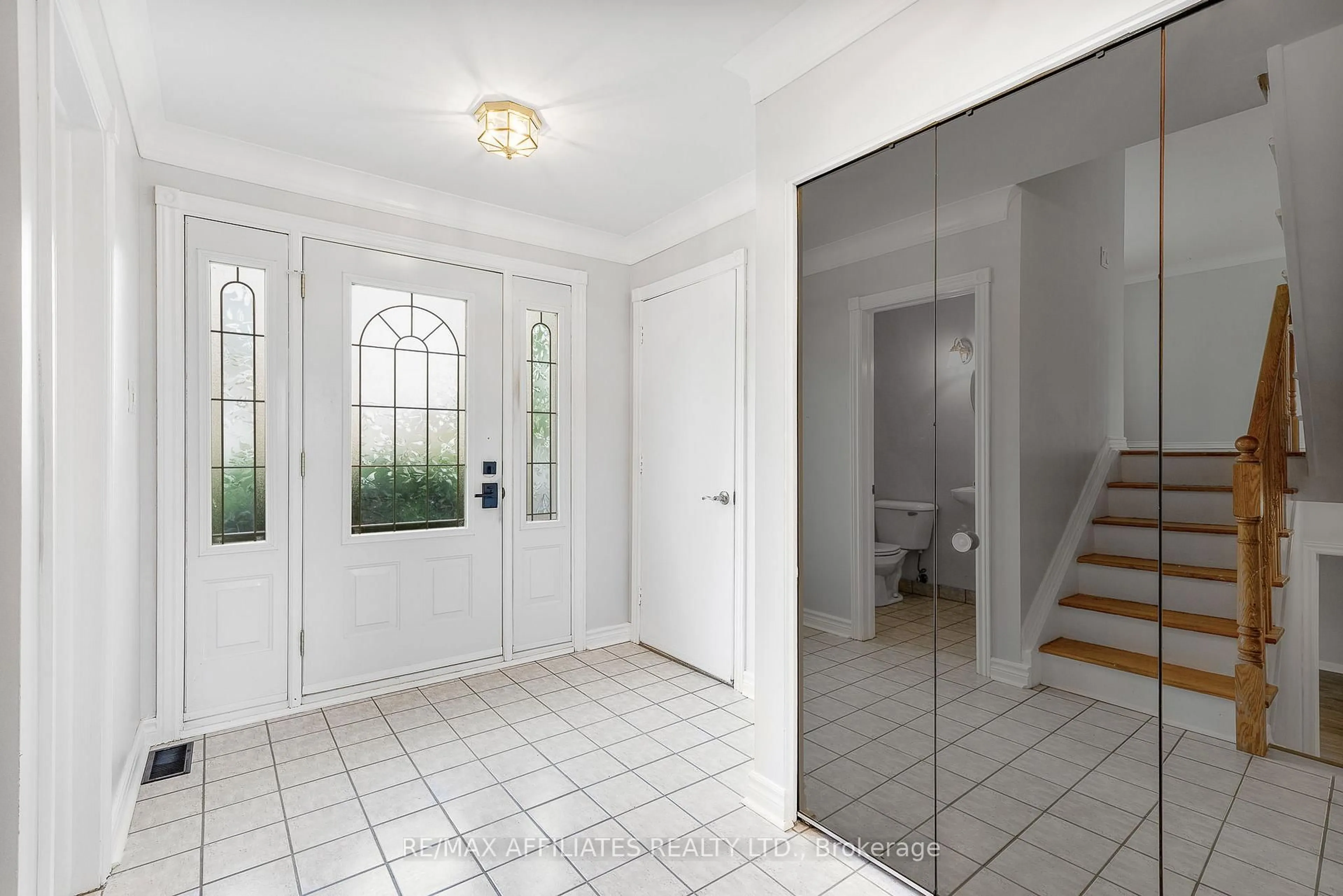 Indoor entryway for 1860 Florida Ave, Ottawa Ontario K1H 6Z1