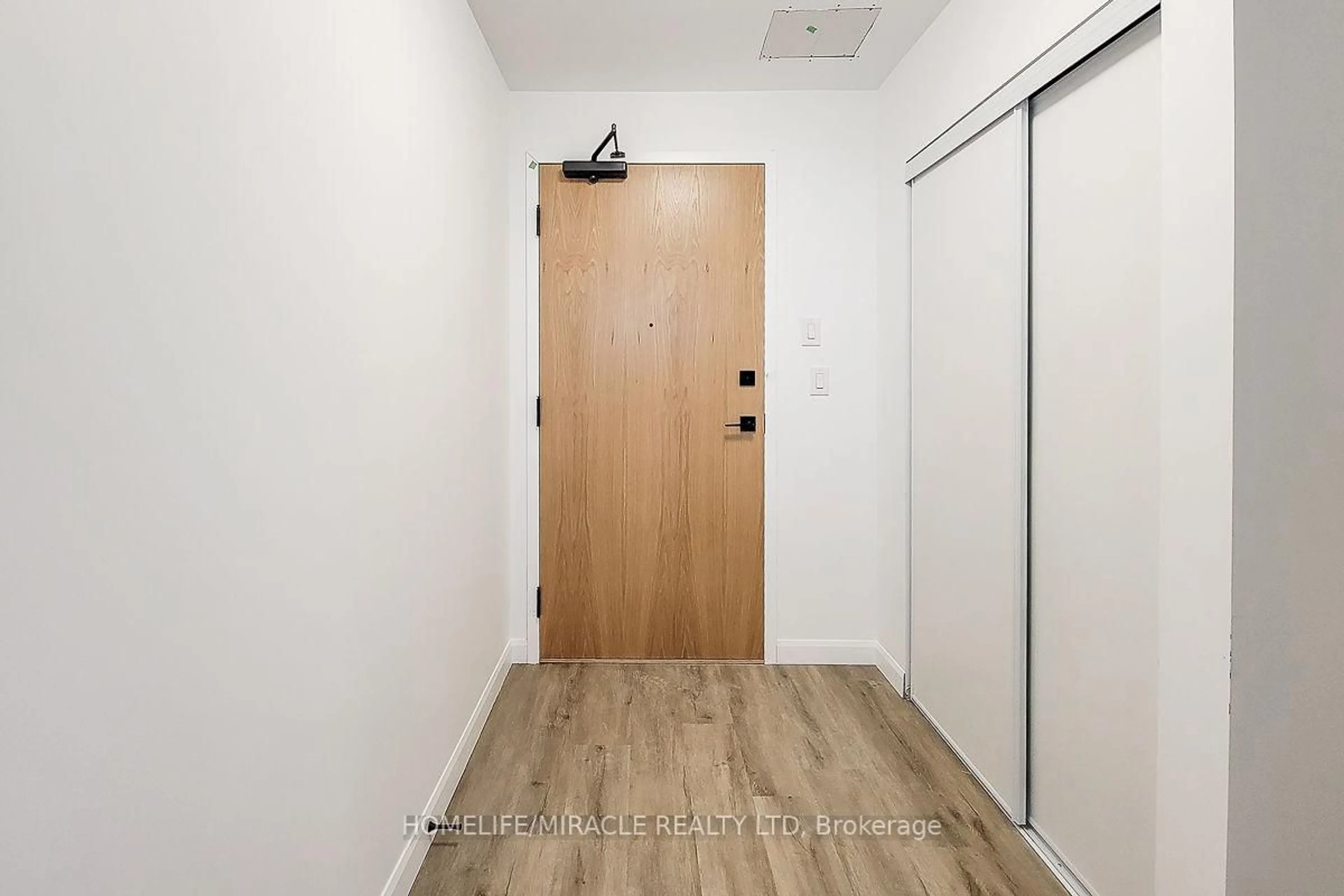 Indoor entryway for 7 Erie Ave #609, Brantford Ontario N3S 2E7