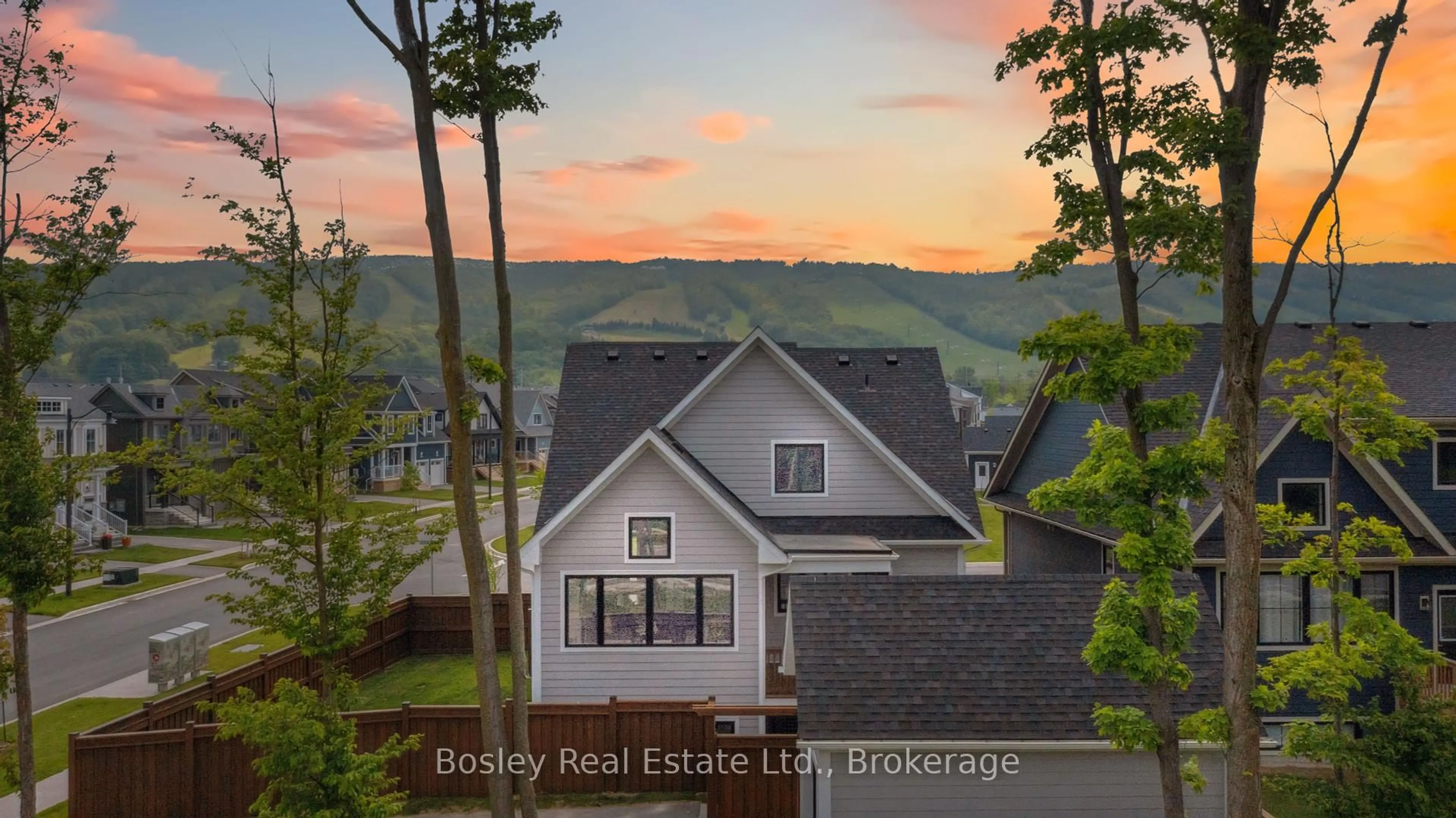 A pic from outside/outdoor area/front of a property/back of a property/a pic from drone, water/lake/river/ocean view for 114 Courtland St, Blue Mountains Ontario L9Y 4E2