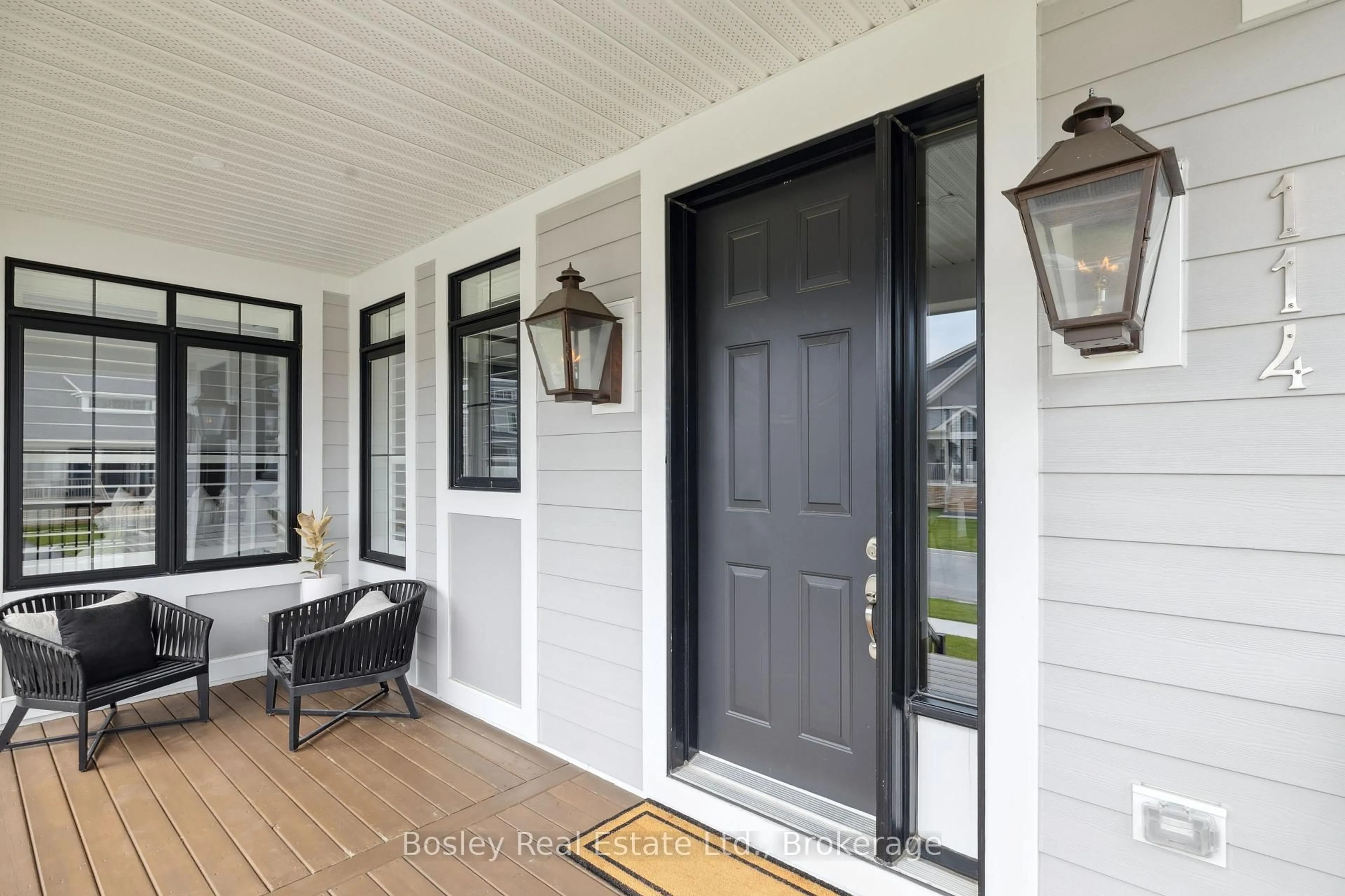 Indoor entryway for 114 Courtland St, Blue Mountains Ontario L9Y 4E2