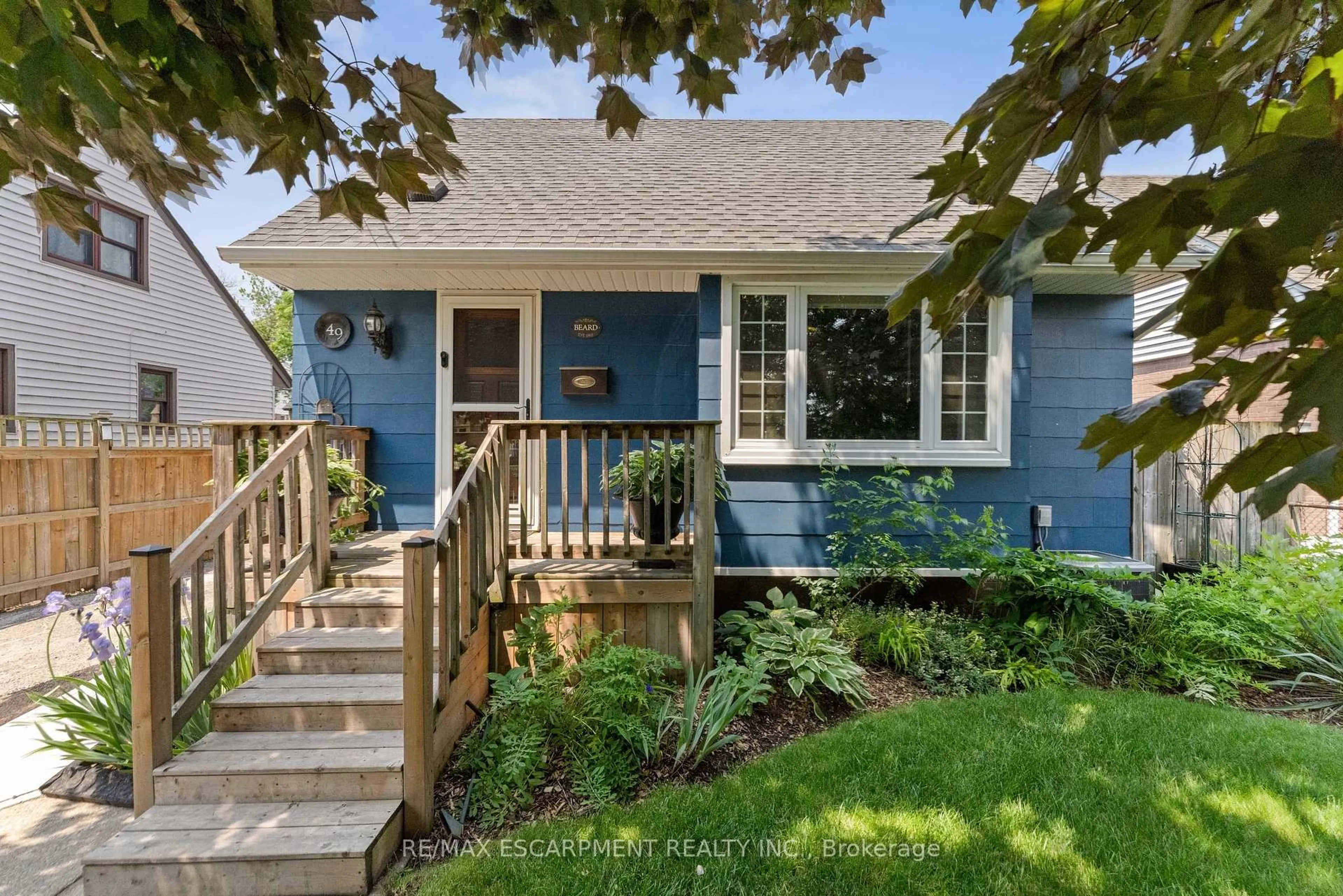 Home with vinyl exterior material, street for 49 EATON Pl, Hamilton Ontario L8H 1N8