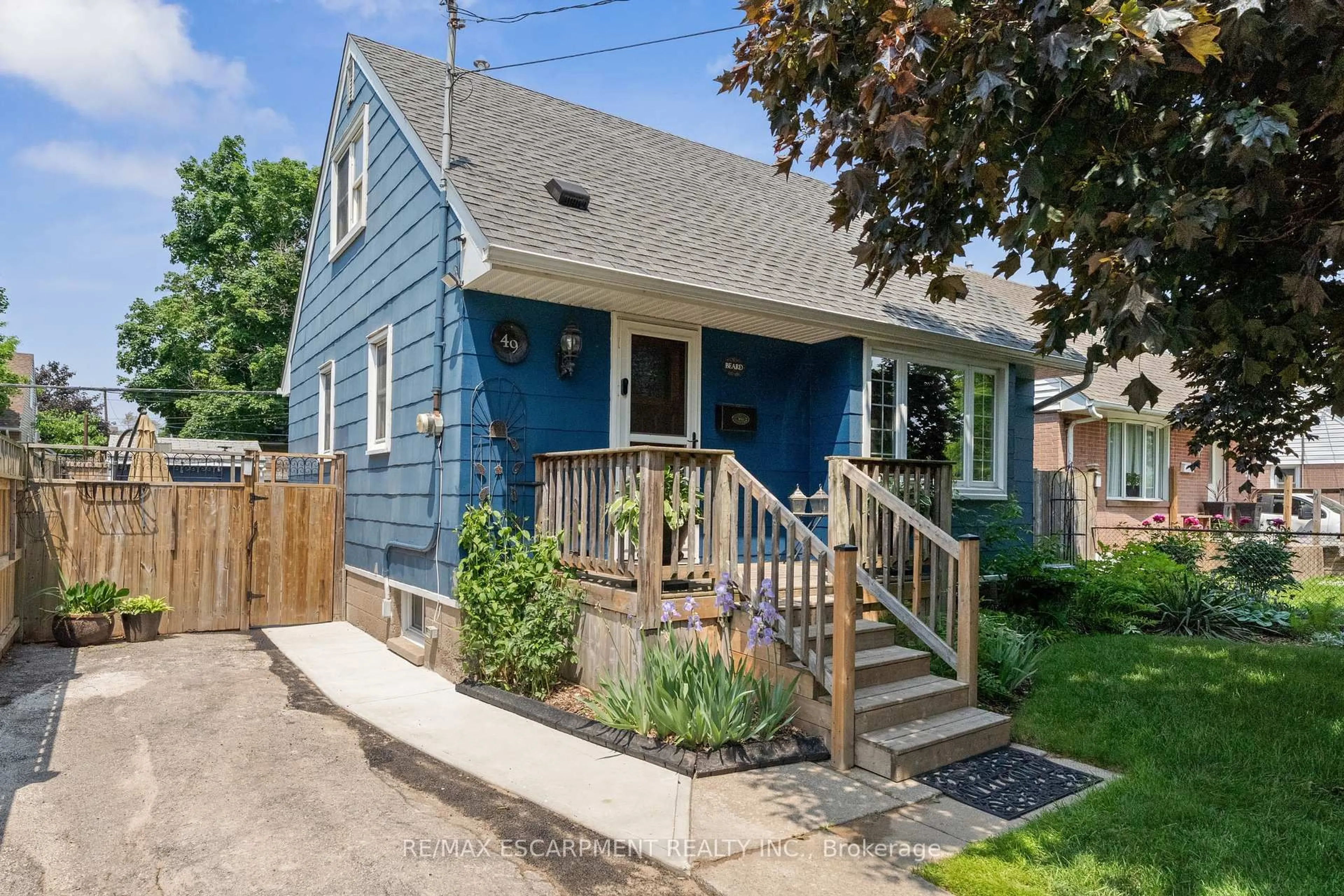 Home with vinyl exterior material, street for 49 EATON Pl, Hamilton Ontario L8H 1N8