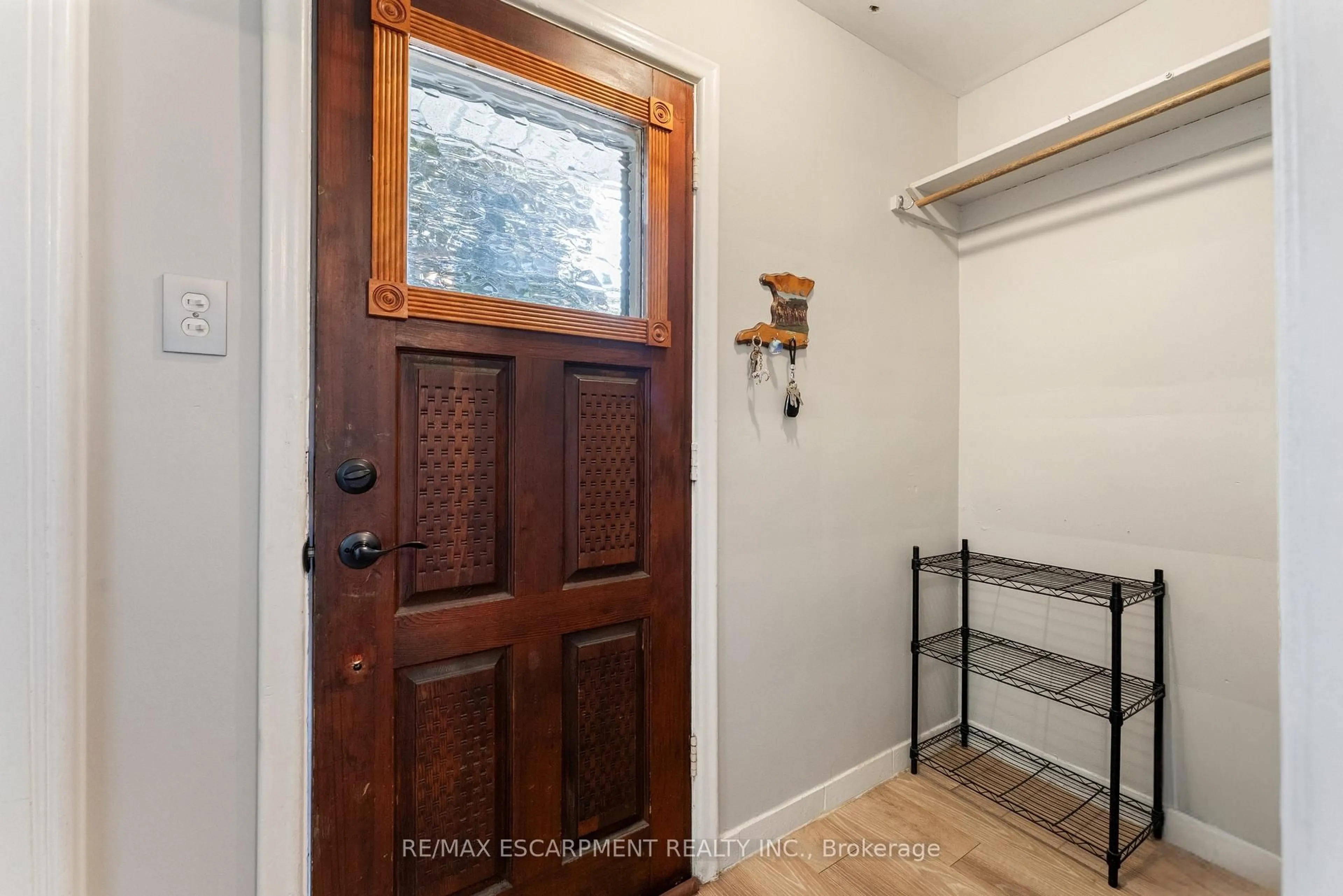 Indoor entryway for 49 EATON Pl, Hamilton Ontario L8H 1N8