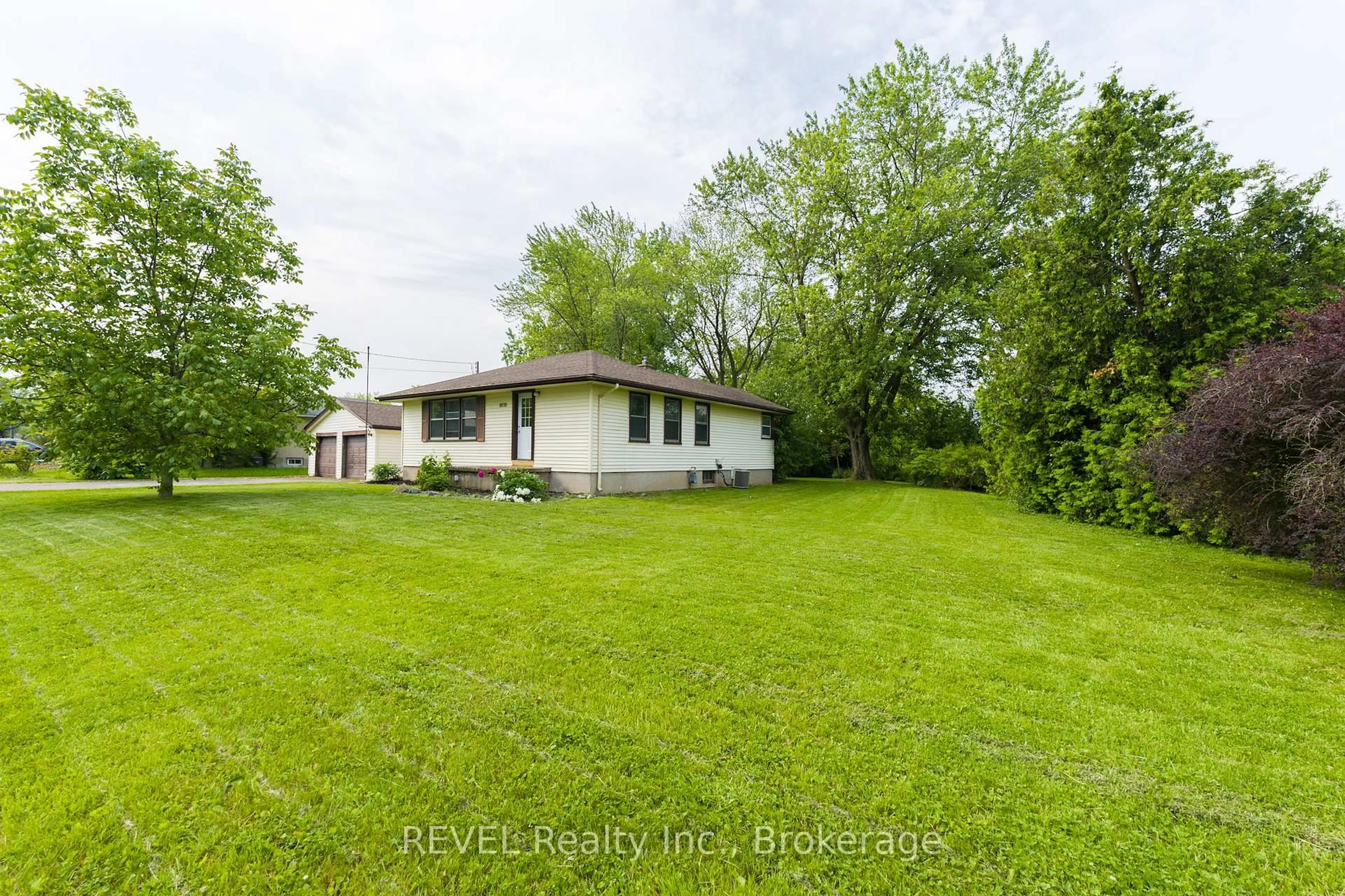 A pic from outside/outdoor area/front of a property/back of a property/a pic from drone, unknown for 8076 Beaverdams Rd, Niagara Falls Ontario L2H 1R8