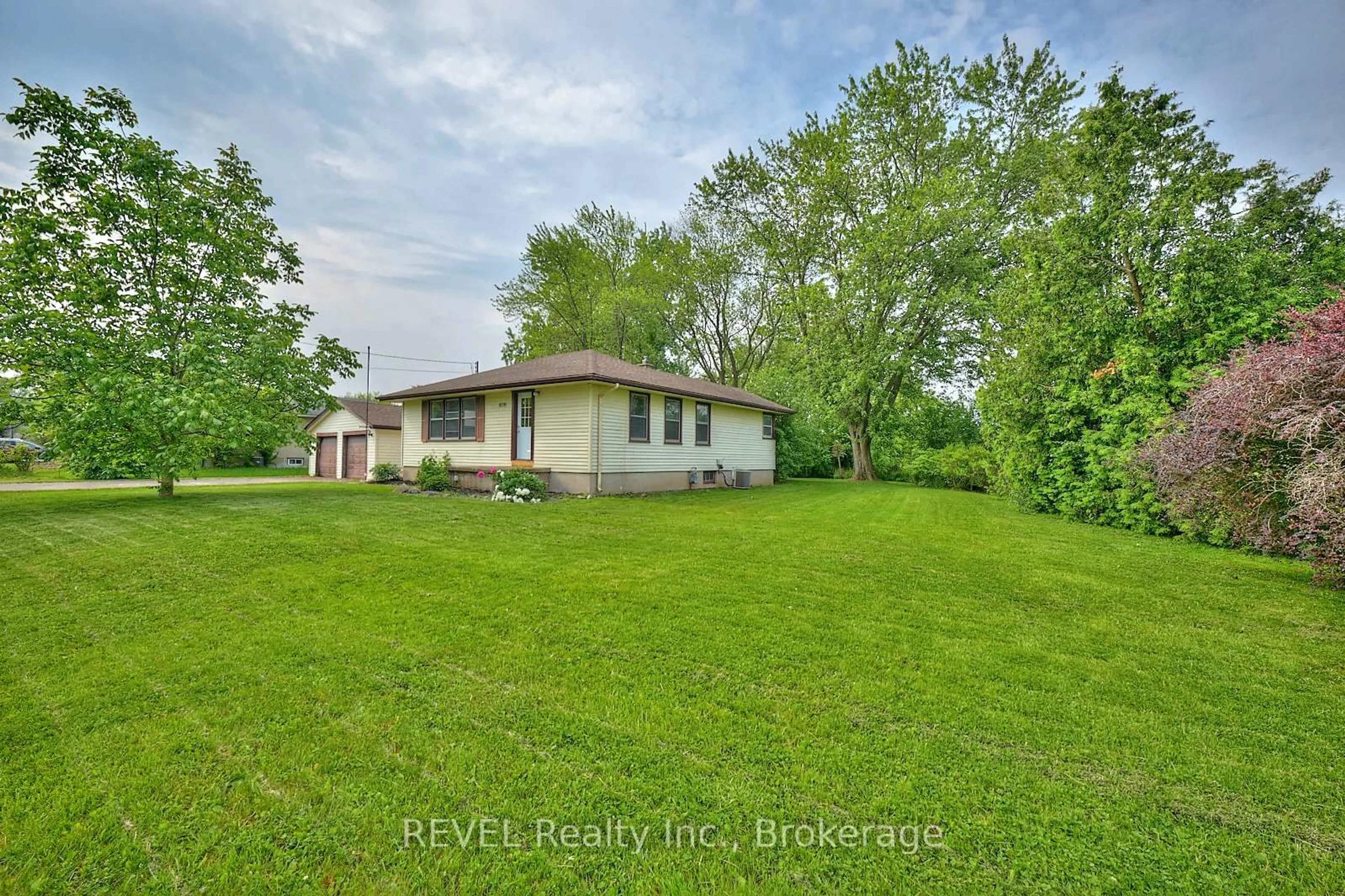 A pic from outside/outdoor area/front of a property/back of a property/a pic from drone, water/lake/river/ocean view for 8076 Beaverdams Rd, Niagara Falls Ontario L2H 1R8