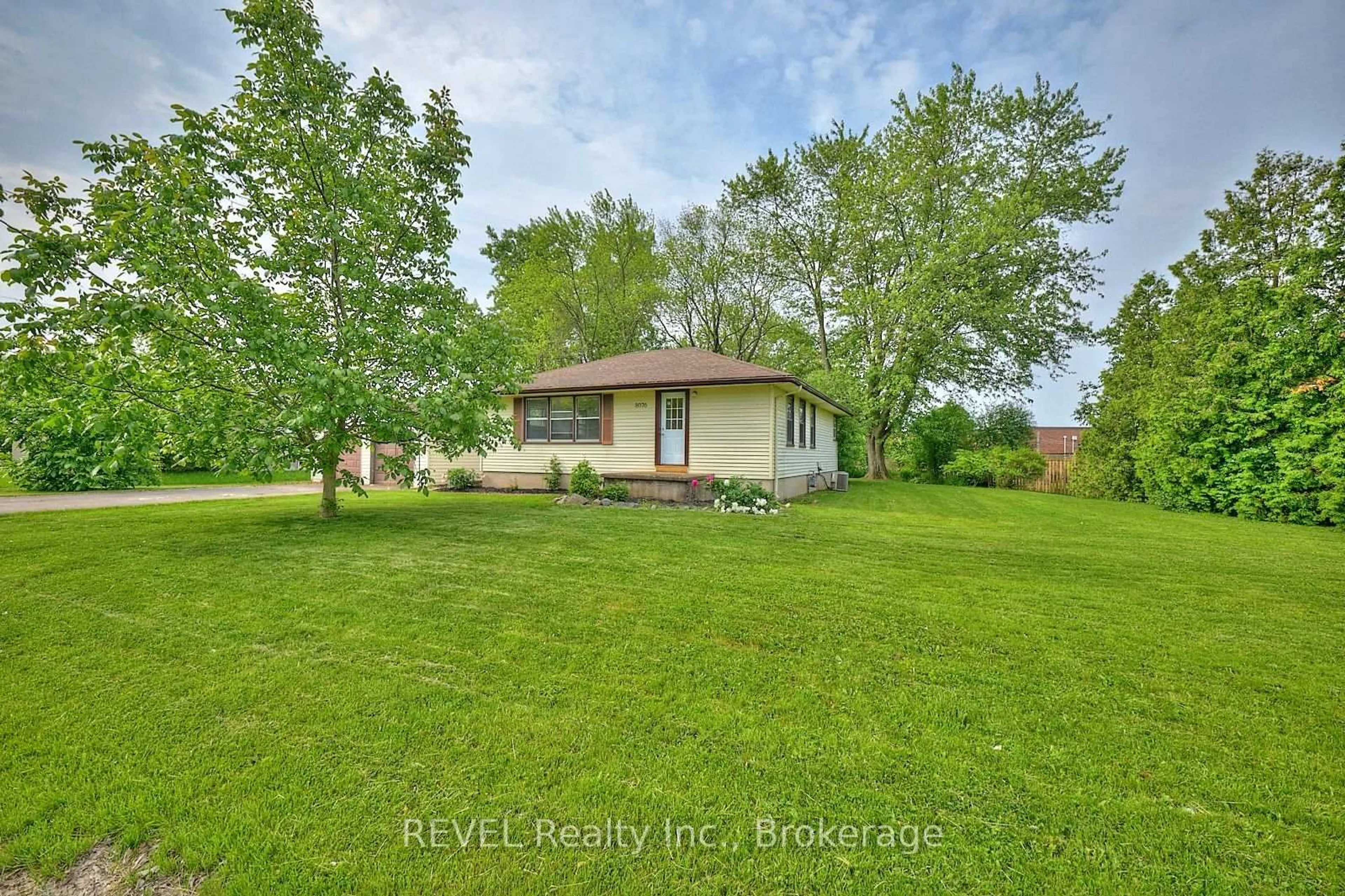A pic from outside/outdoor area/front of a property/back of a property/a pic from drone, water/lake/river/ocean view for 8076 Beaverdams Rd, Niagara Falls Ontario L2H 1R8