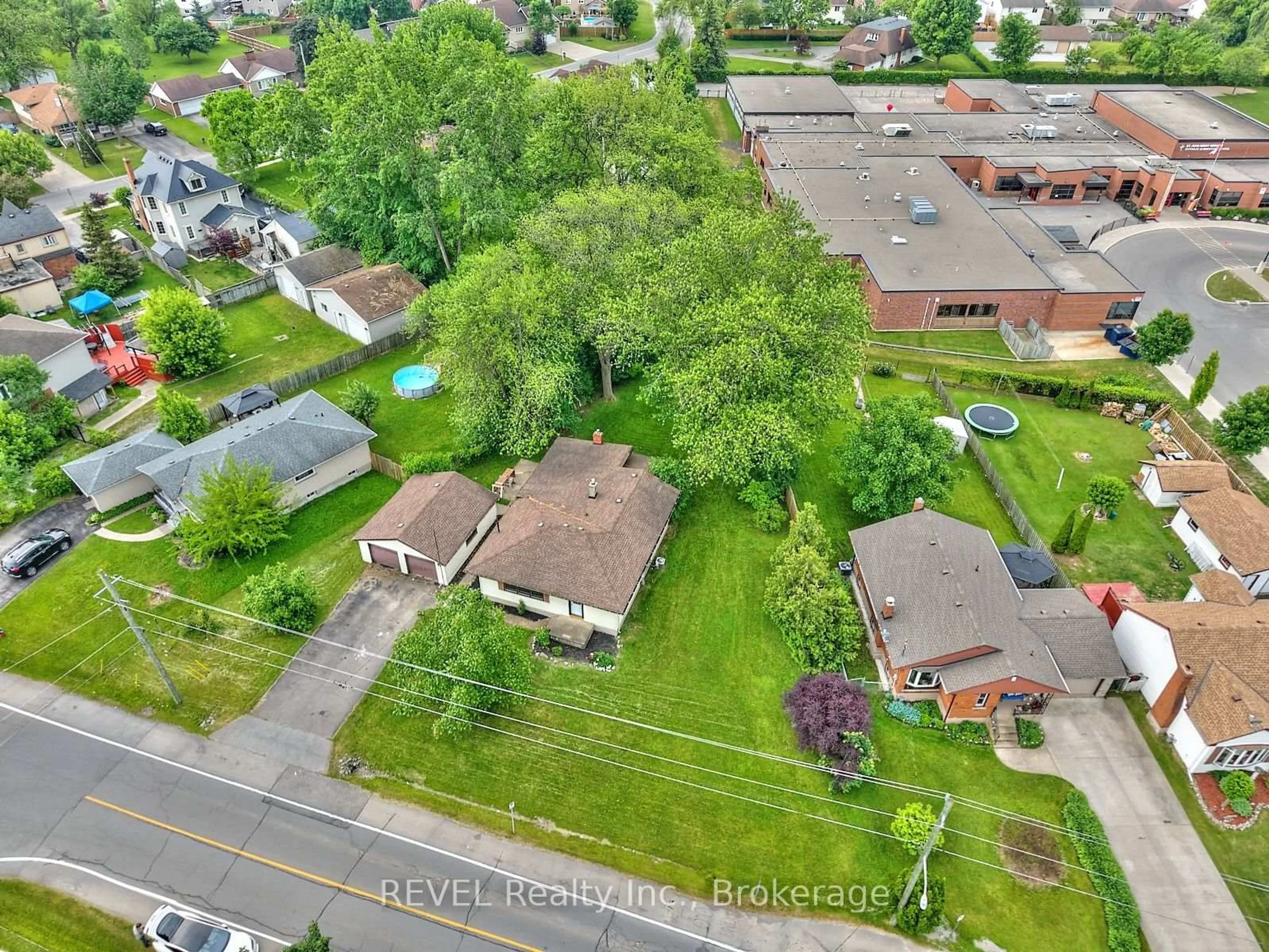 A pic from outside/outdoor area/front of a property/back of a property/a pic from drone, street for 8076 Beaverdams Rd, Niagara Falls Ontario L2H 1R8