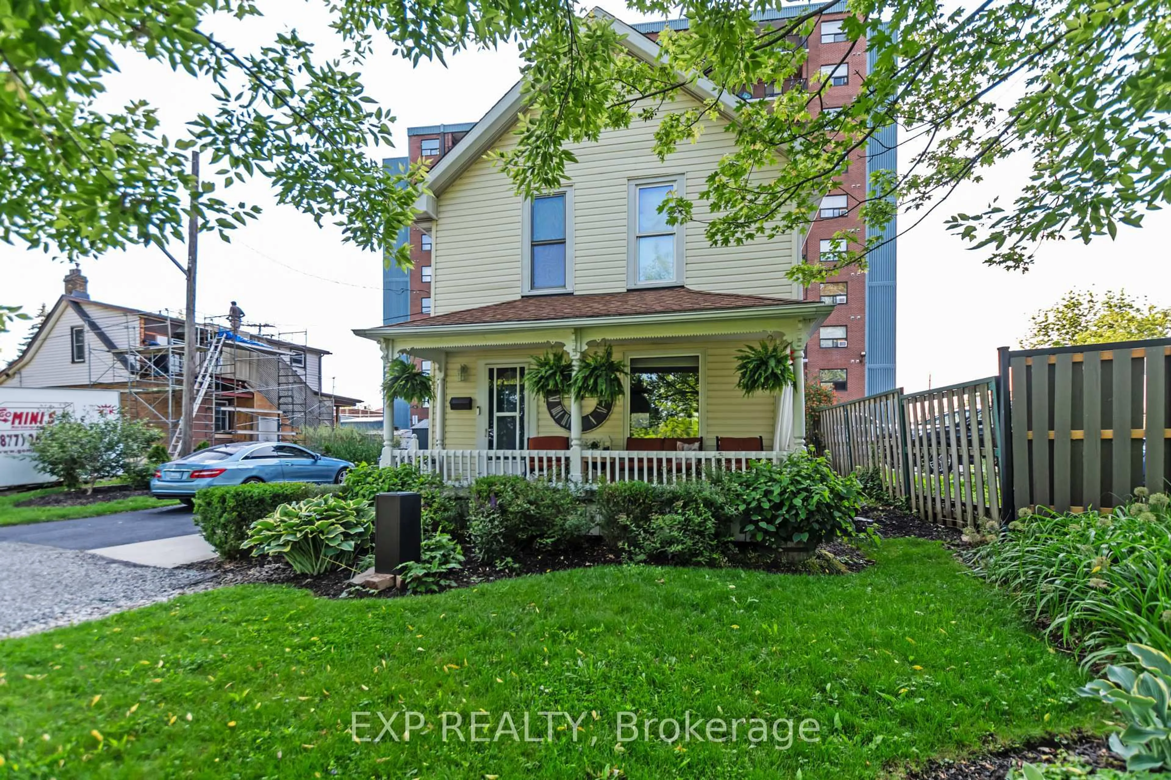 A pic from outside/outdoor area/front of a property/back of a property/a pic from drone, street for 17 Regent Pl, Welland Ontario L3B 3L6