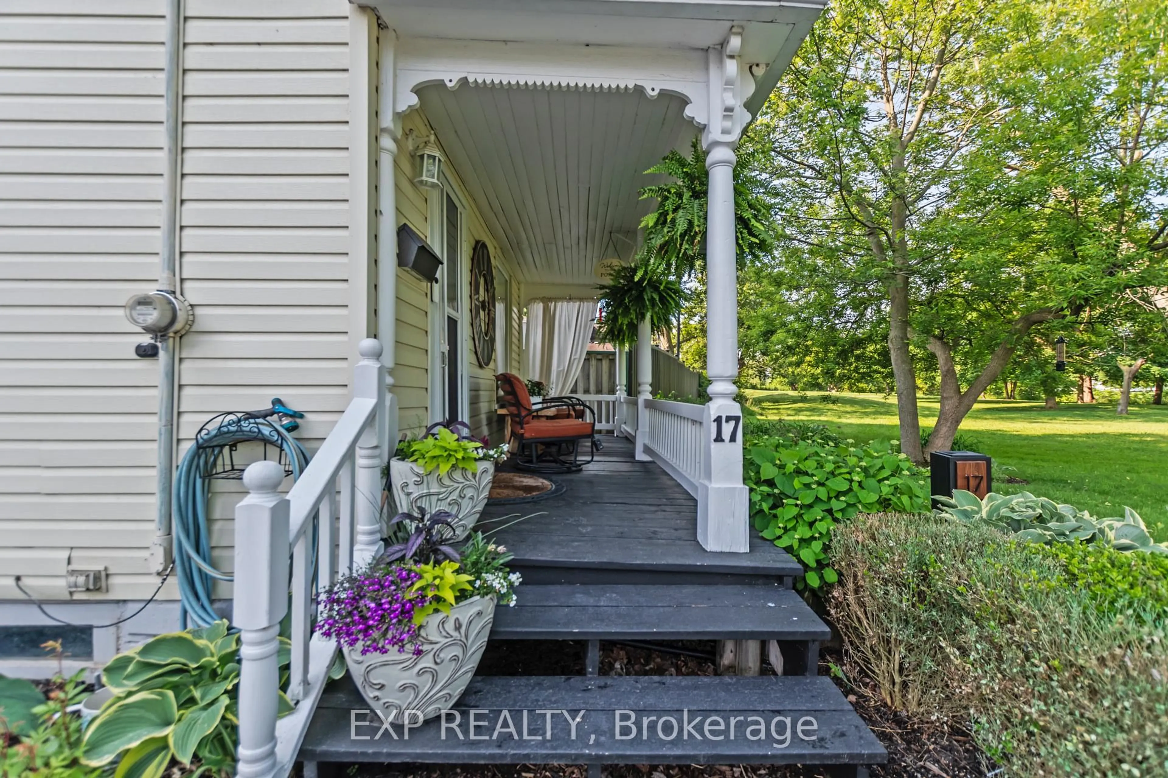 Indoor entryway for 17 Regent Pl, Welland Ontario L3B 3L6