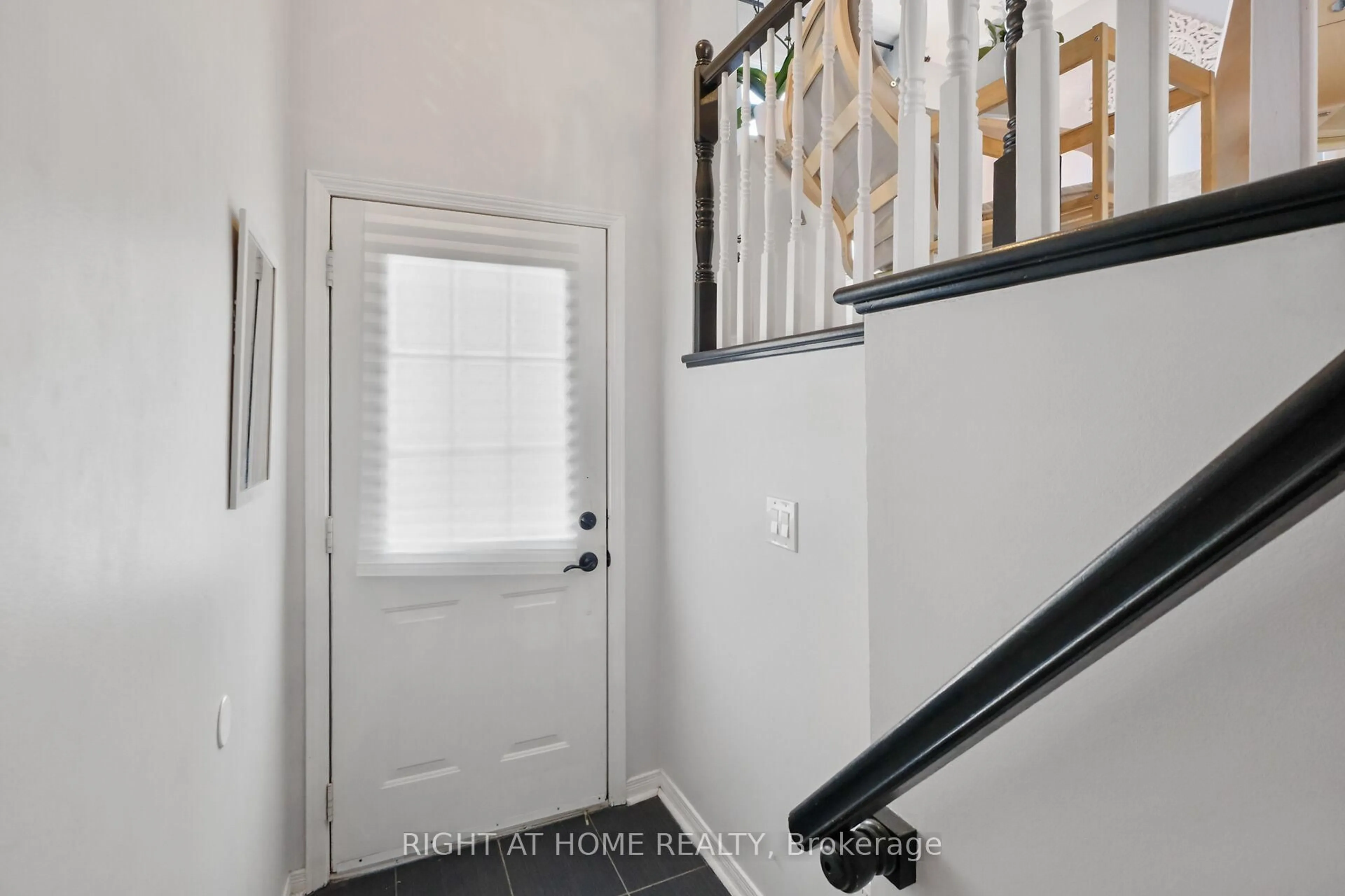 Indoor entryway for 7 Yorkville St, Ottawa Ontario K2C 4B6