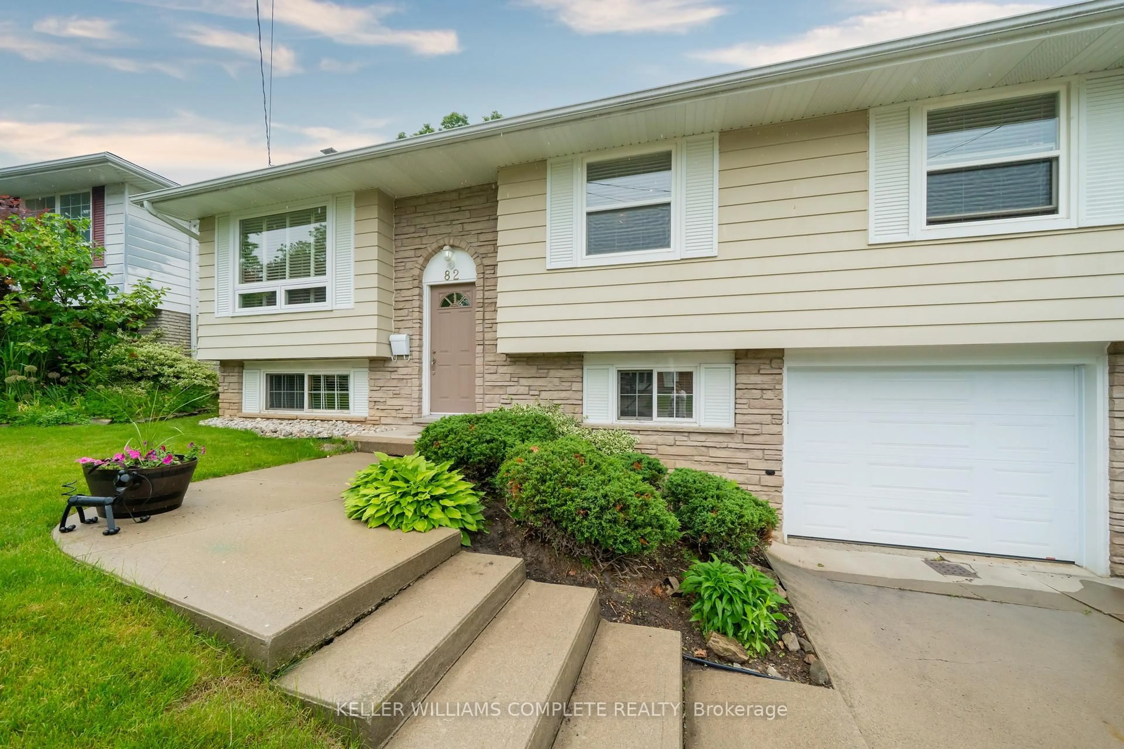 Home with vinyl exterior material, street for 82 Bunker Hill Dr, Hamilton Ontario L8K 5X4