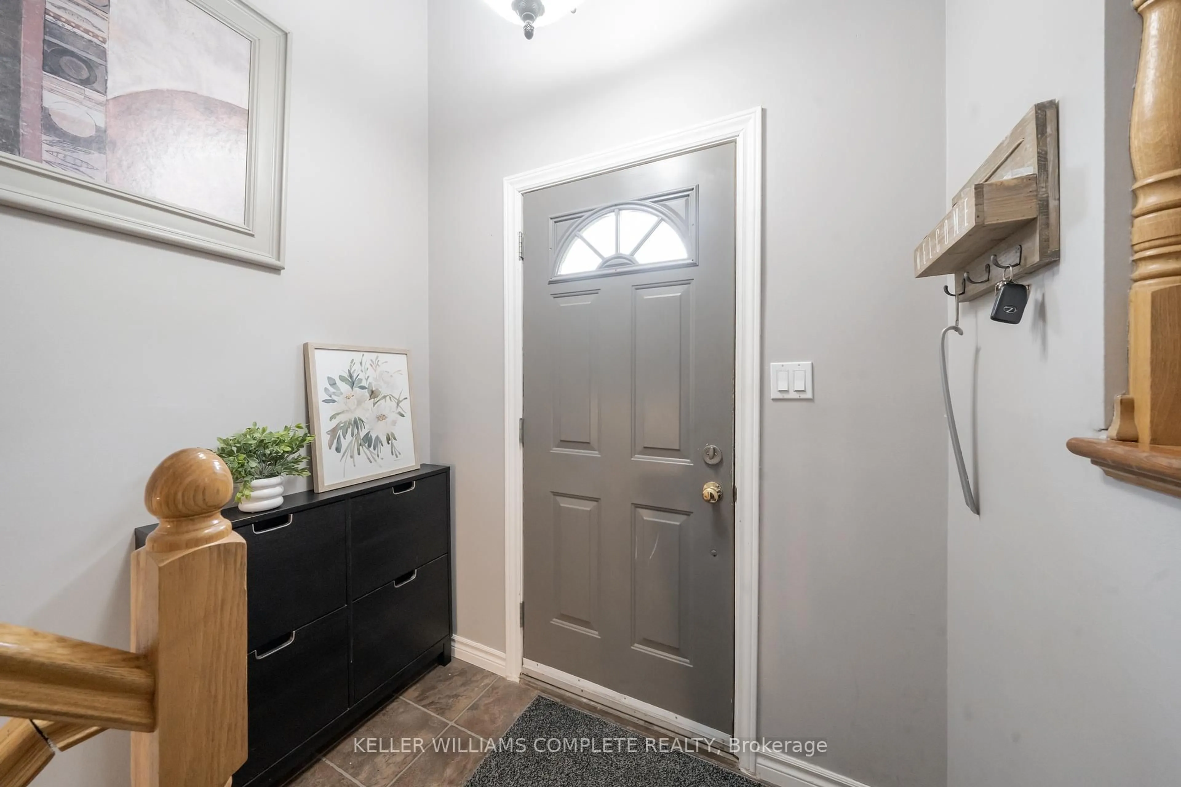 Indoor entryway for 82 Bunker Hill Dr, Hamilton Ontario L8K 5X4