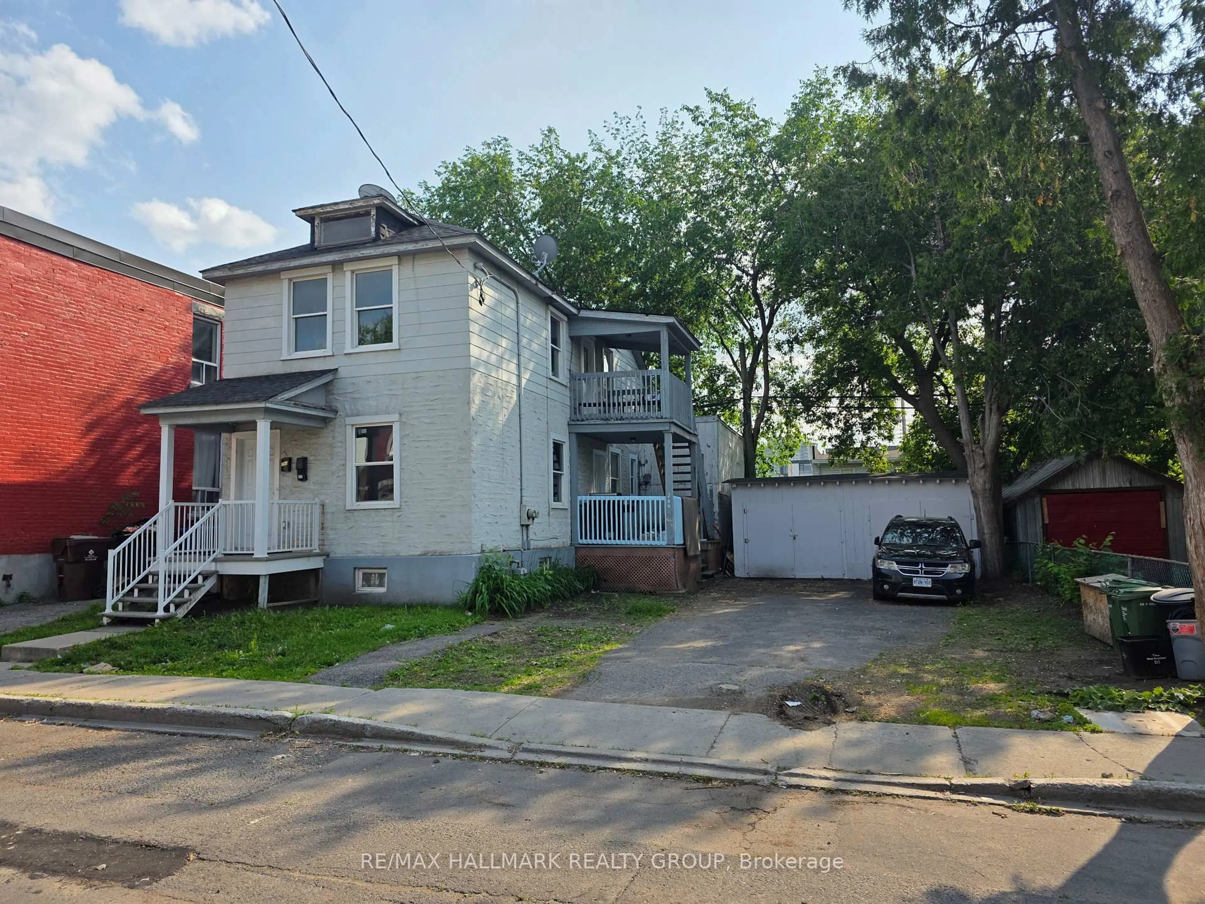 A pic from outside/outdoor area/front of a property/back of a property/a pic from drone, street for 266 Emond St, Ottawa Ontario K1L 7R8