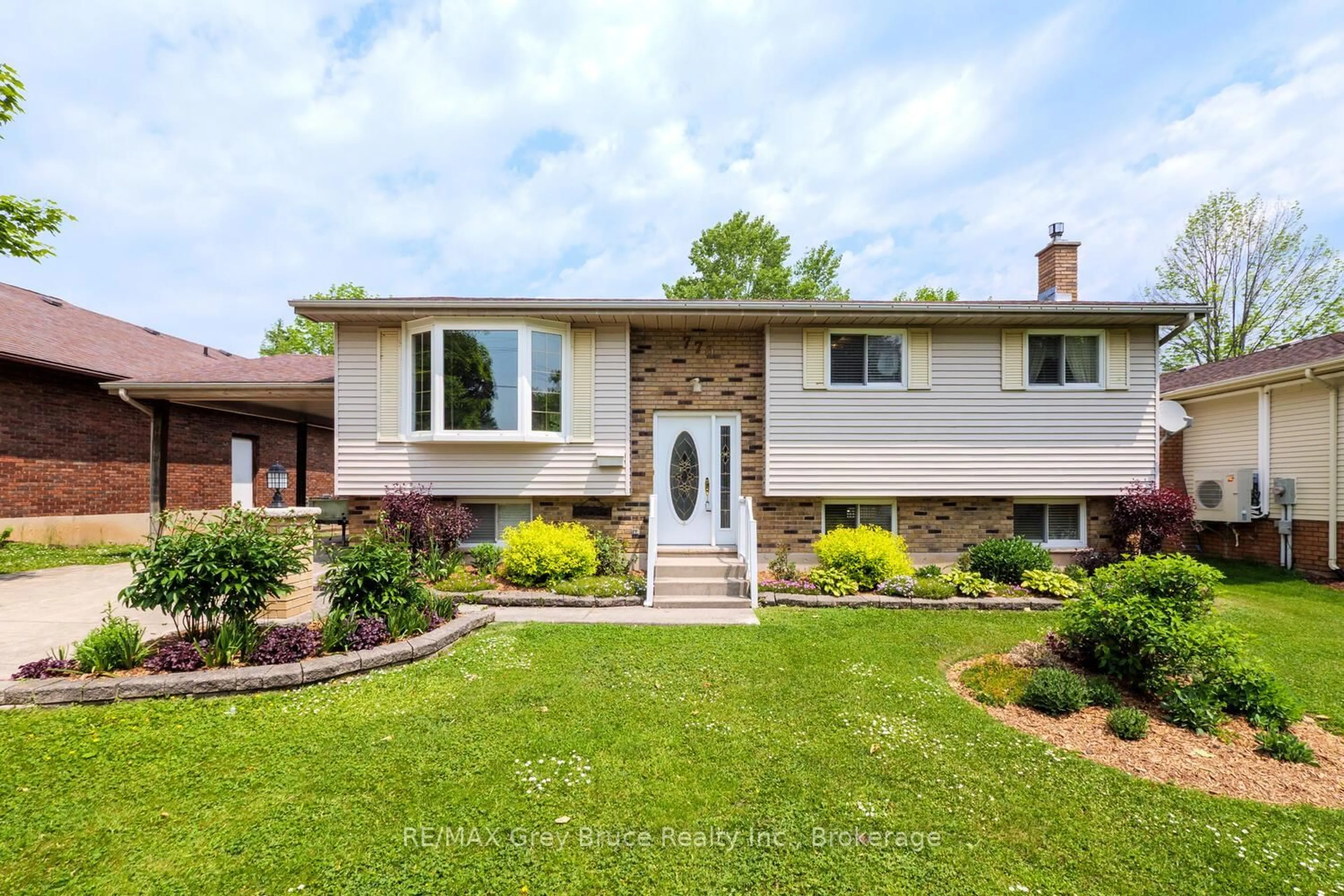Home with brick exterior material, street for 770 27th St, Owen Sound Ontario N4K 4J8