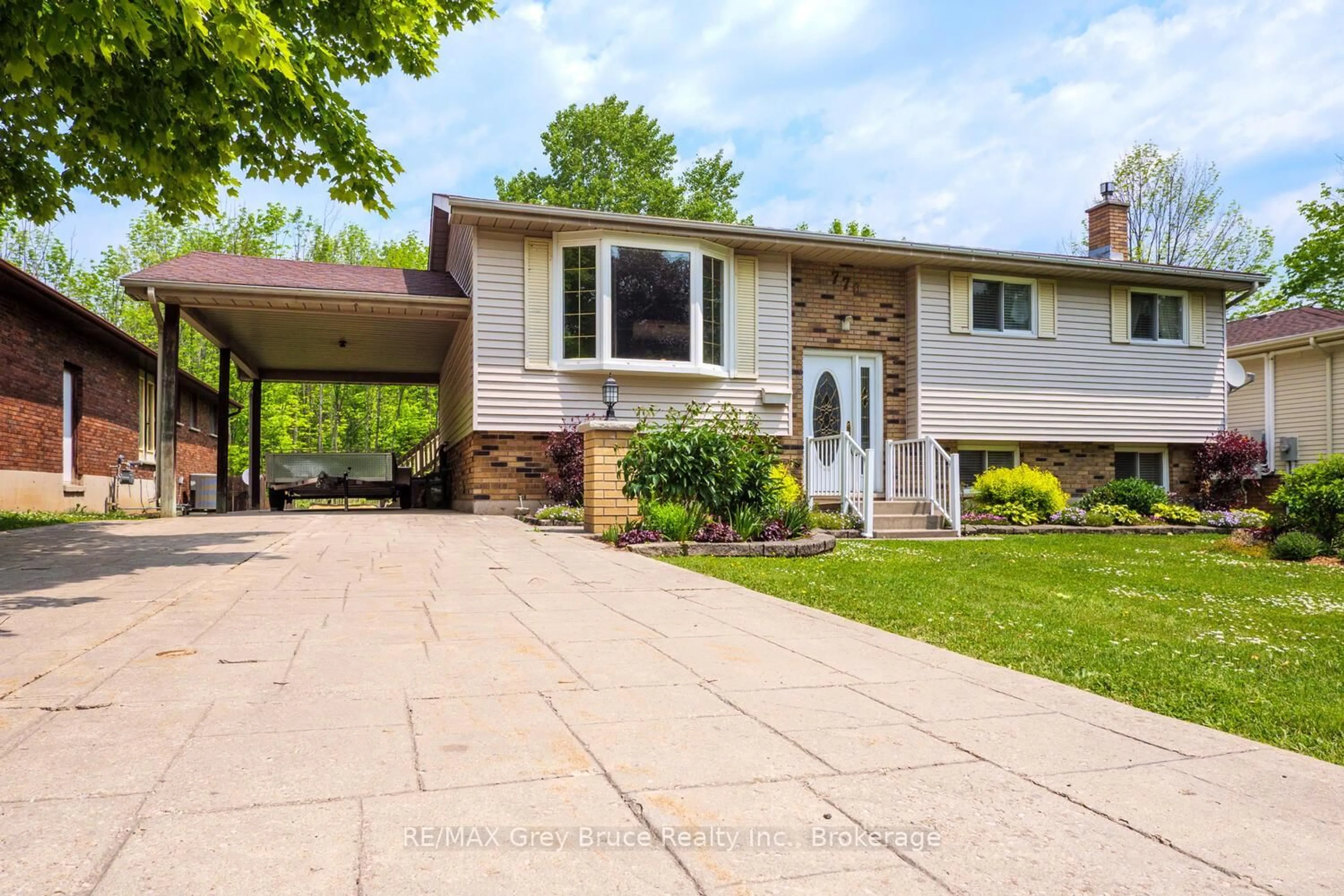 Home with vinyl exterior material, street for 770 27th St, Owen Sound Ontario N4K 4J8