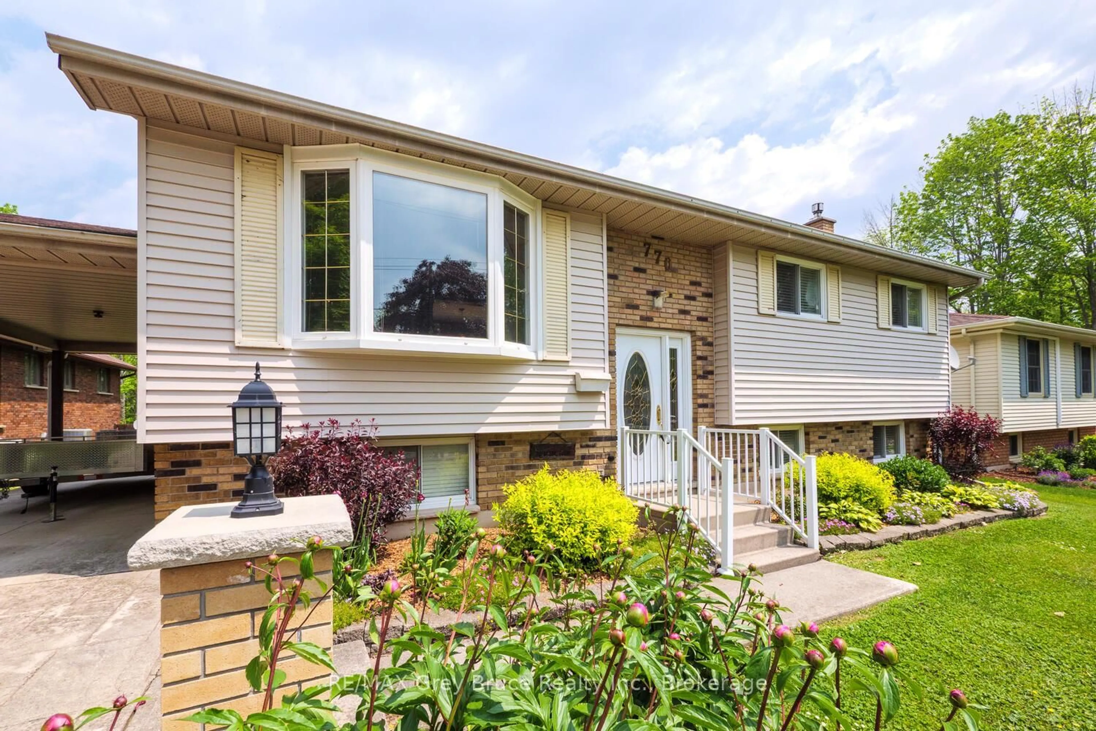 Home with vinyl exterior material, street for 770 27th St, Owen Sound Ontario N4K 4J8