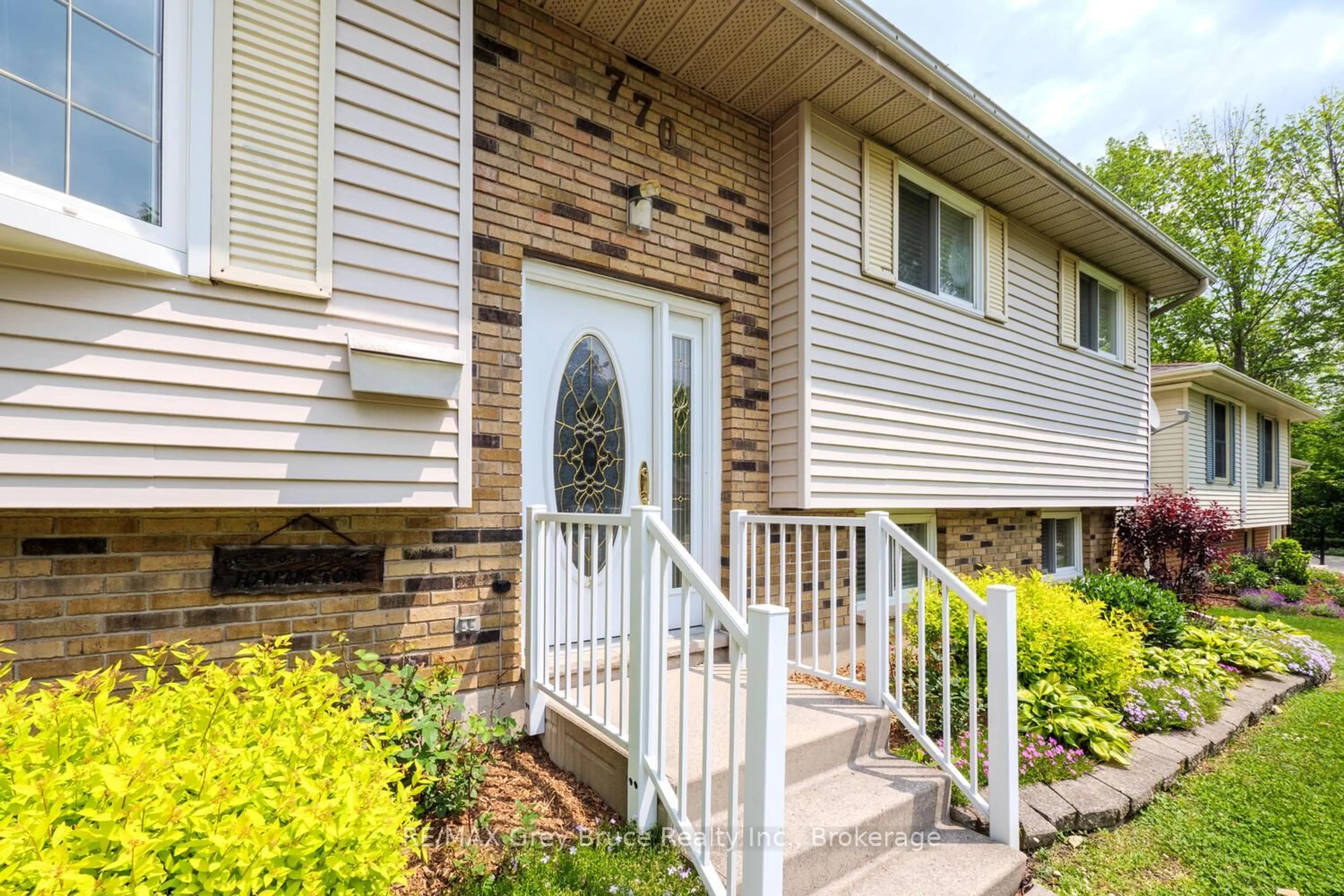 Home with vinyl exterior material, street for 770 27th St, Owen Sound Ontario N4K 4J8