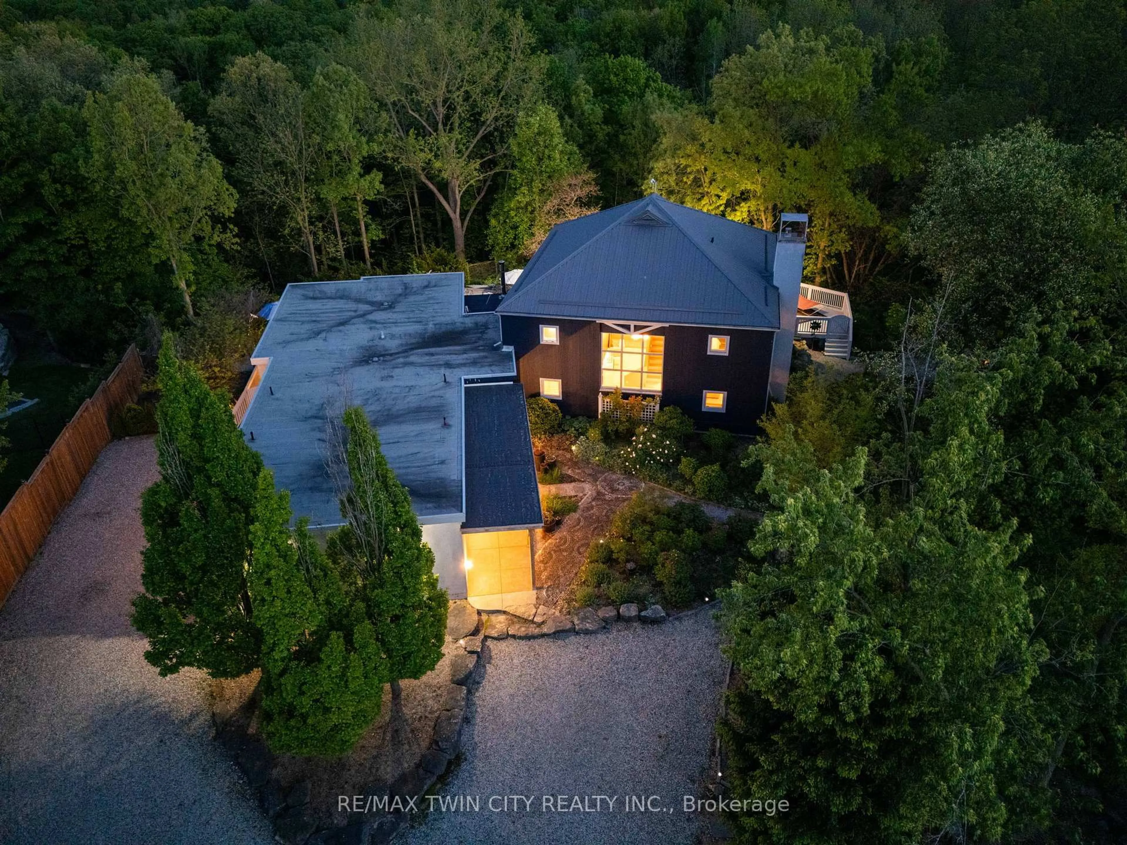 A pic from outside/outdoor area/front of a property/back of a property/a pic from drone, unknown for 364 Robinson Rd, Brant Ontario N3T 5L7