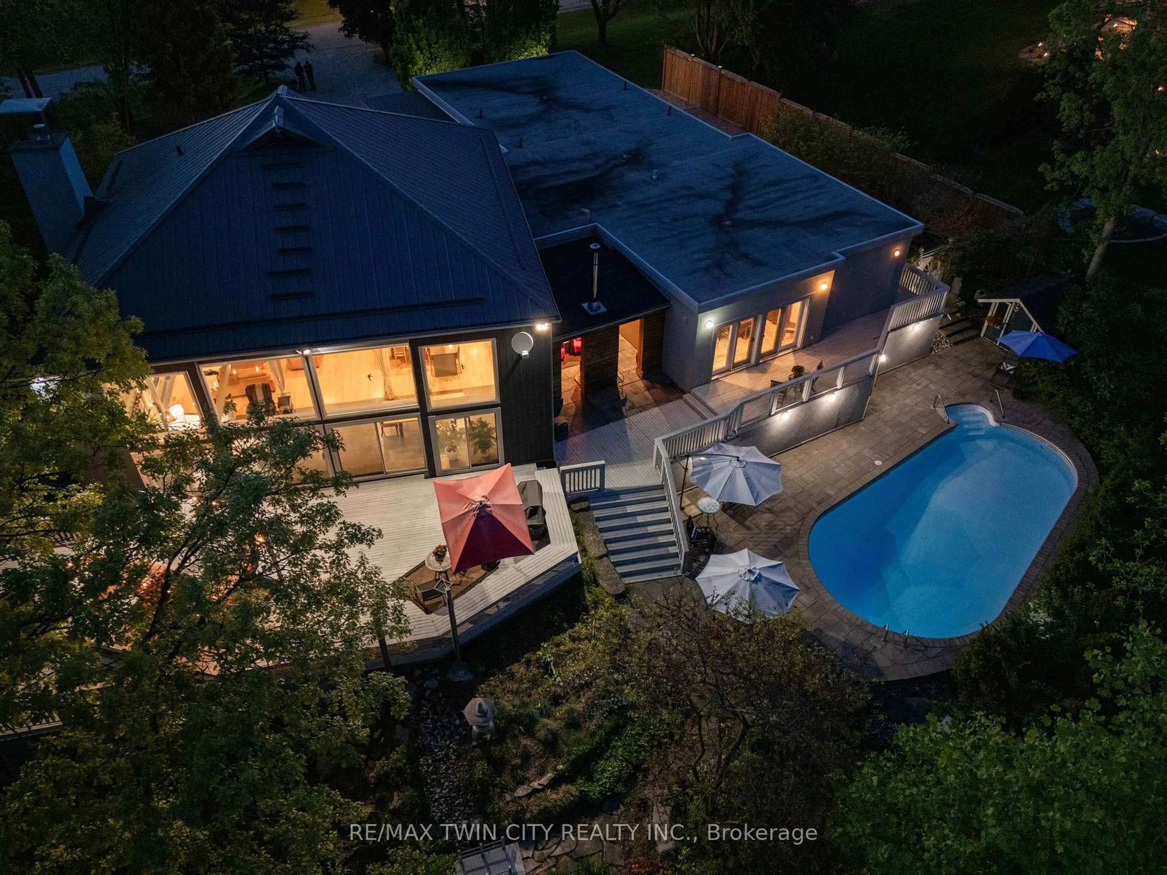 A pic from outside/outdoor area/front of a property/back of a property/a pic from drone, unknown for 364 Robinson Rd, Brant Ontario N3T 5L7