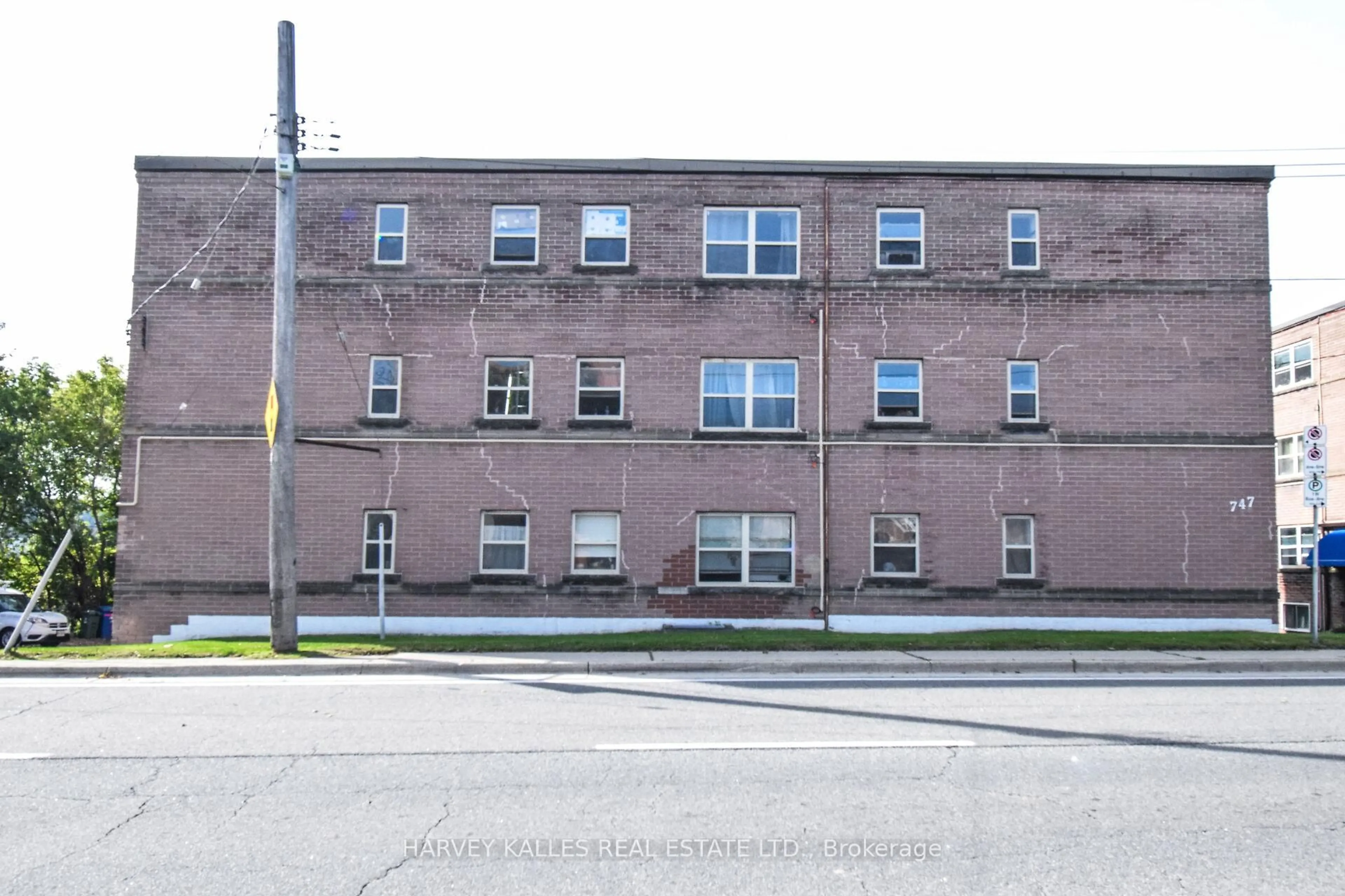 A pic from outside/outdoor area/front of a property/back of a property/a pic from drone, building for 1416 Caistor Gainsboro Townline, West Lincoln Ontario L0R 2A0