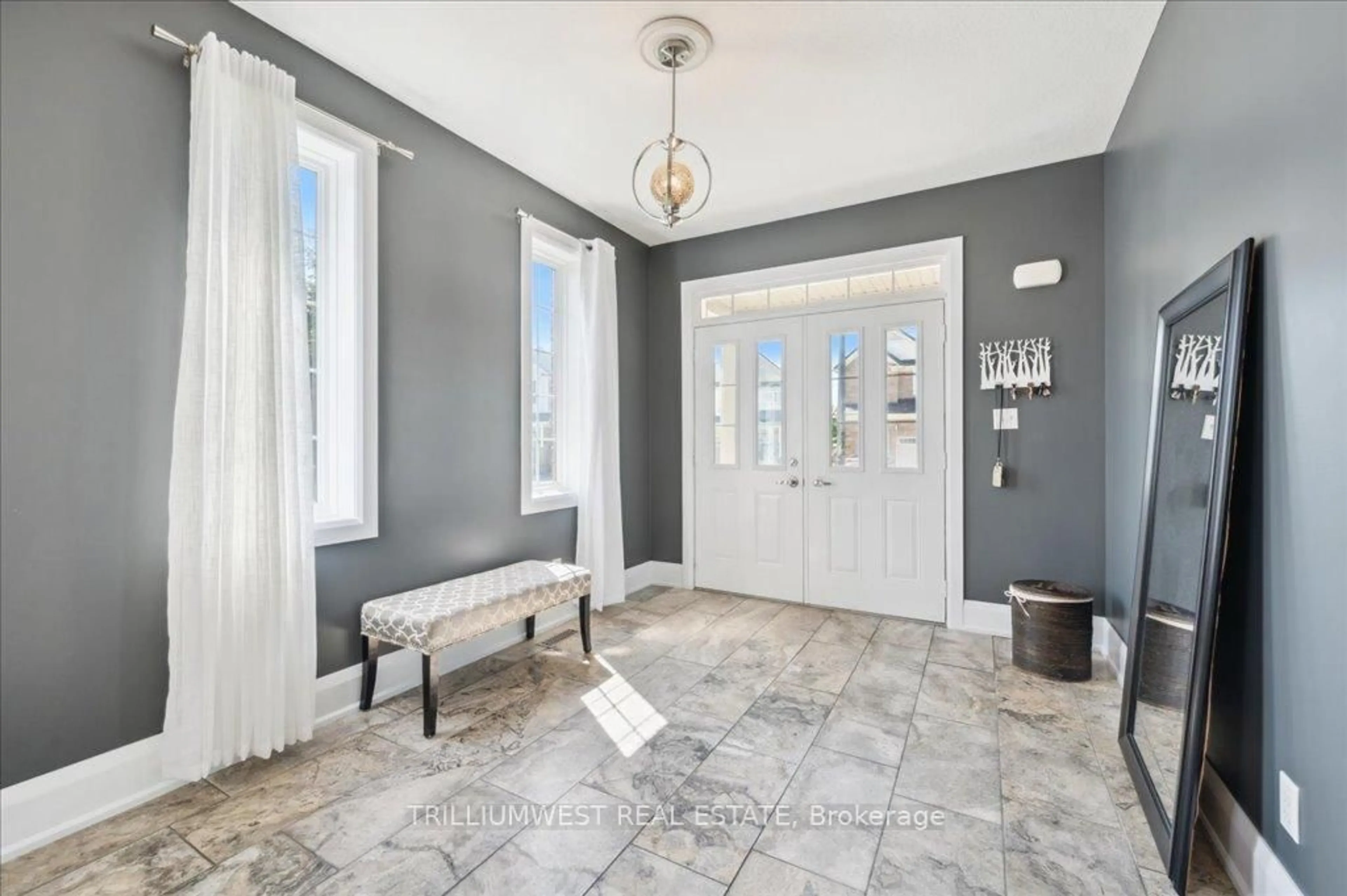 Indoor entryway for 389 Bamberg Cres, Waterloo Ontario N2T 0B5