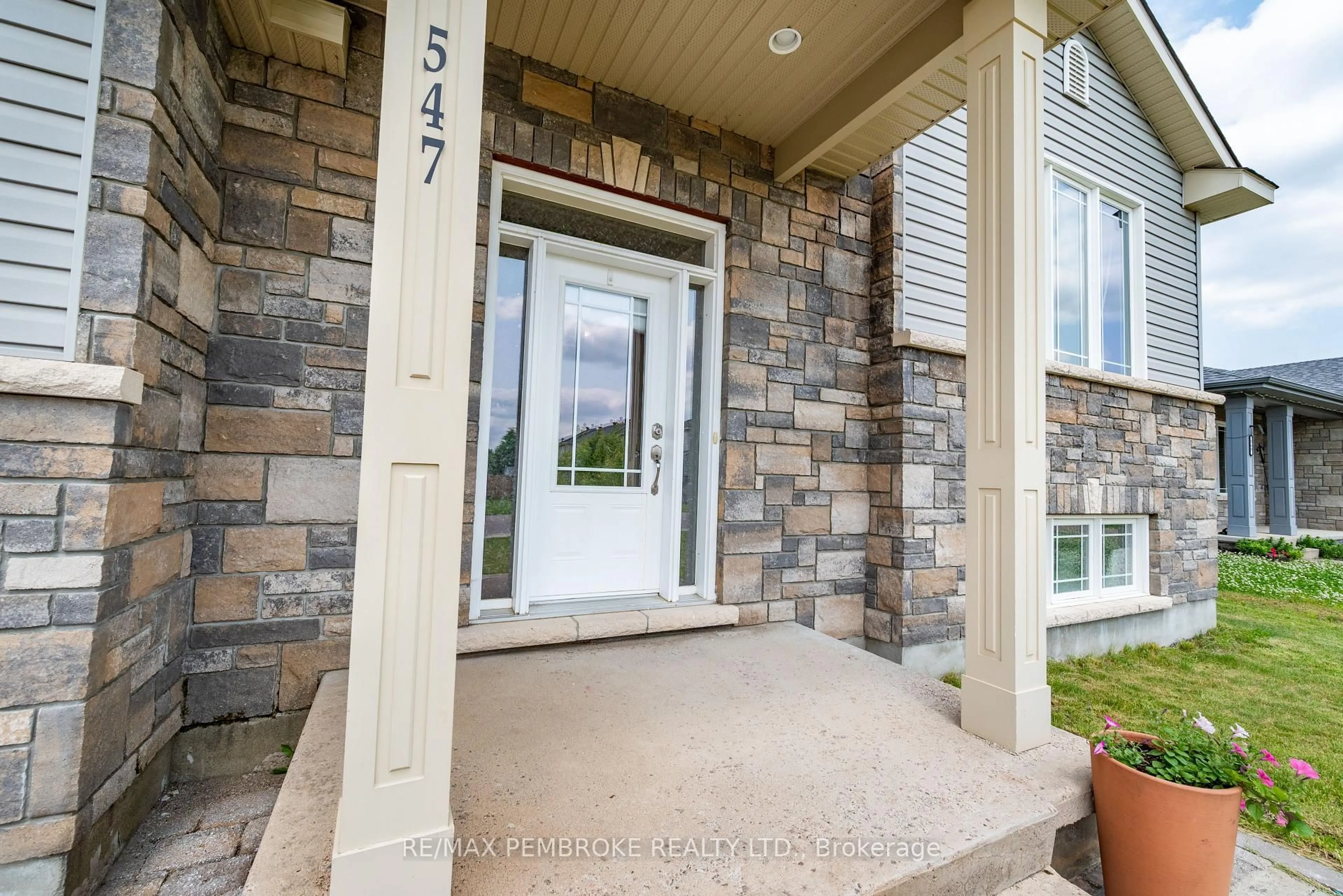 Indoor entryway for 547 Gardner Cres, Petawawa Ontario K8H 0C4