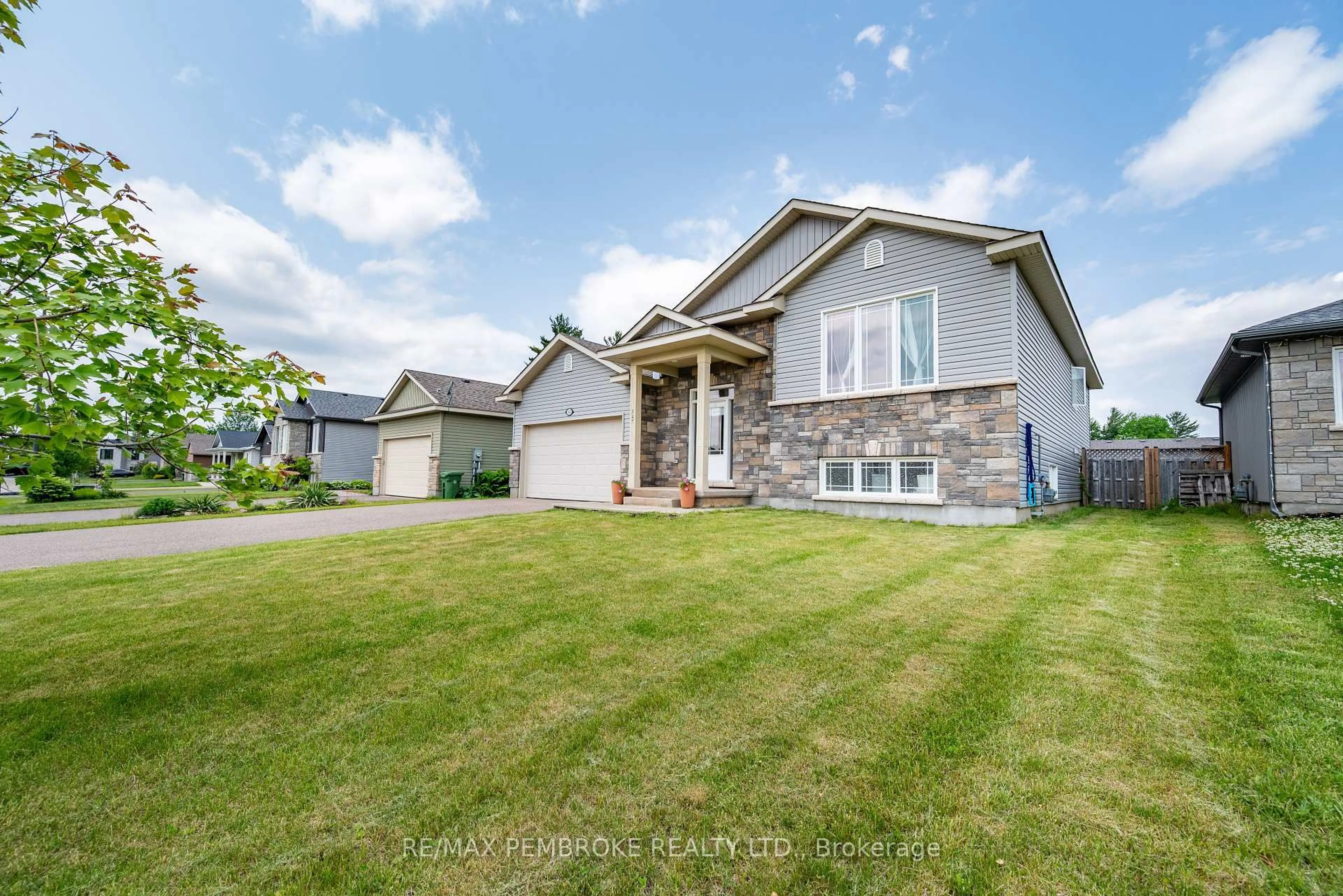 Home with vinyl exterior material, street for 547 Gardner Cres, Petawawa Ontario K8H 0C4