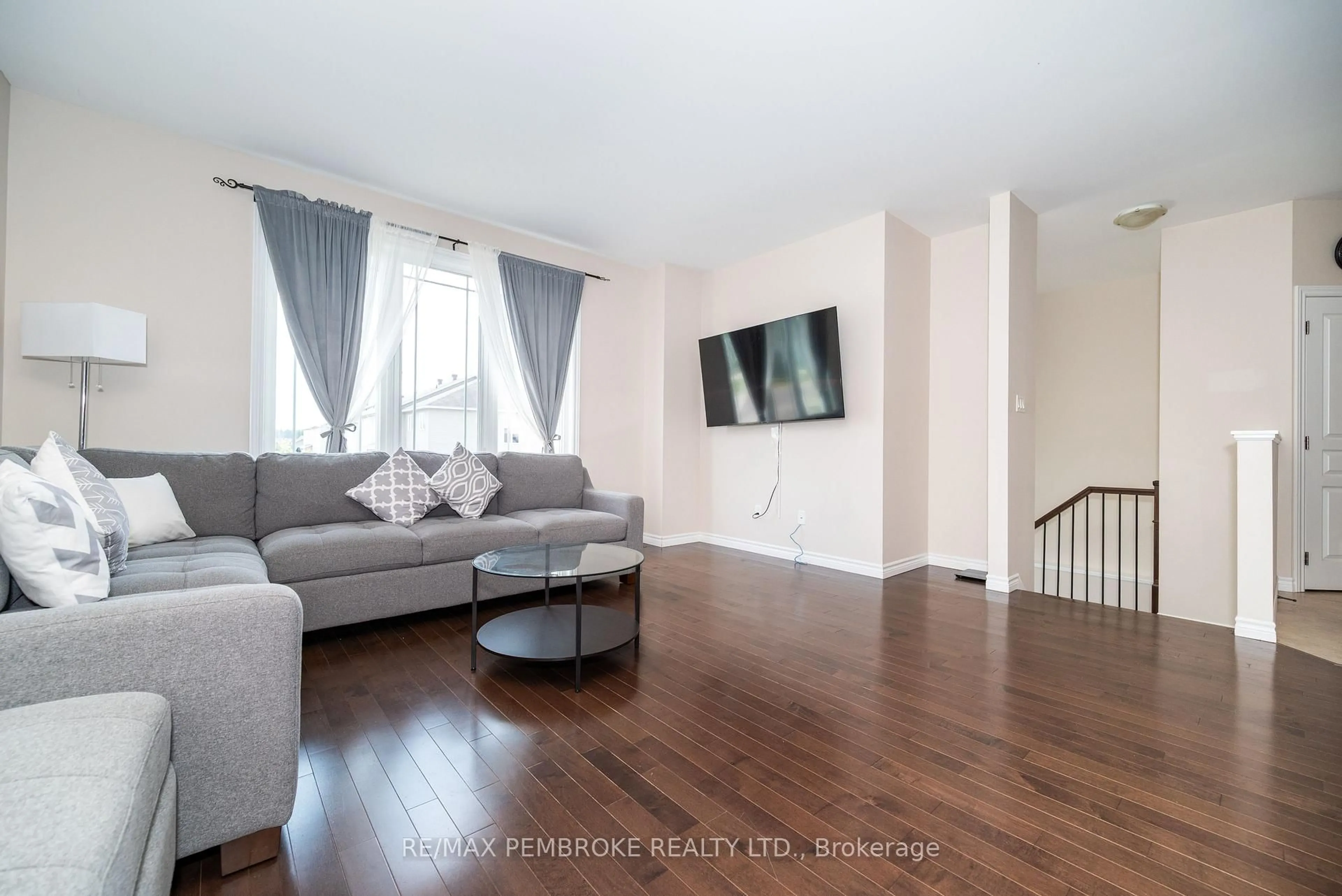 Living room with furniture, wood/laminate floor for 547 Gardner Cres, Petawawa Ontario K8H 0C4