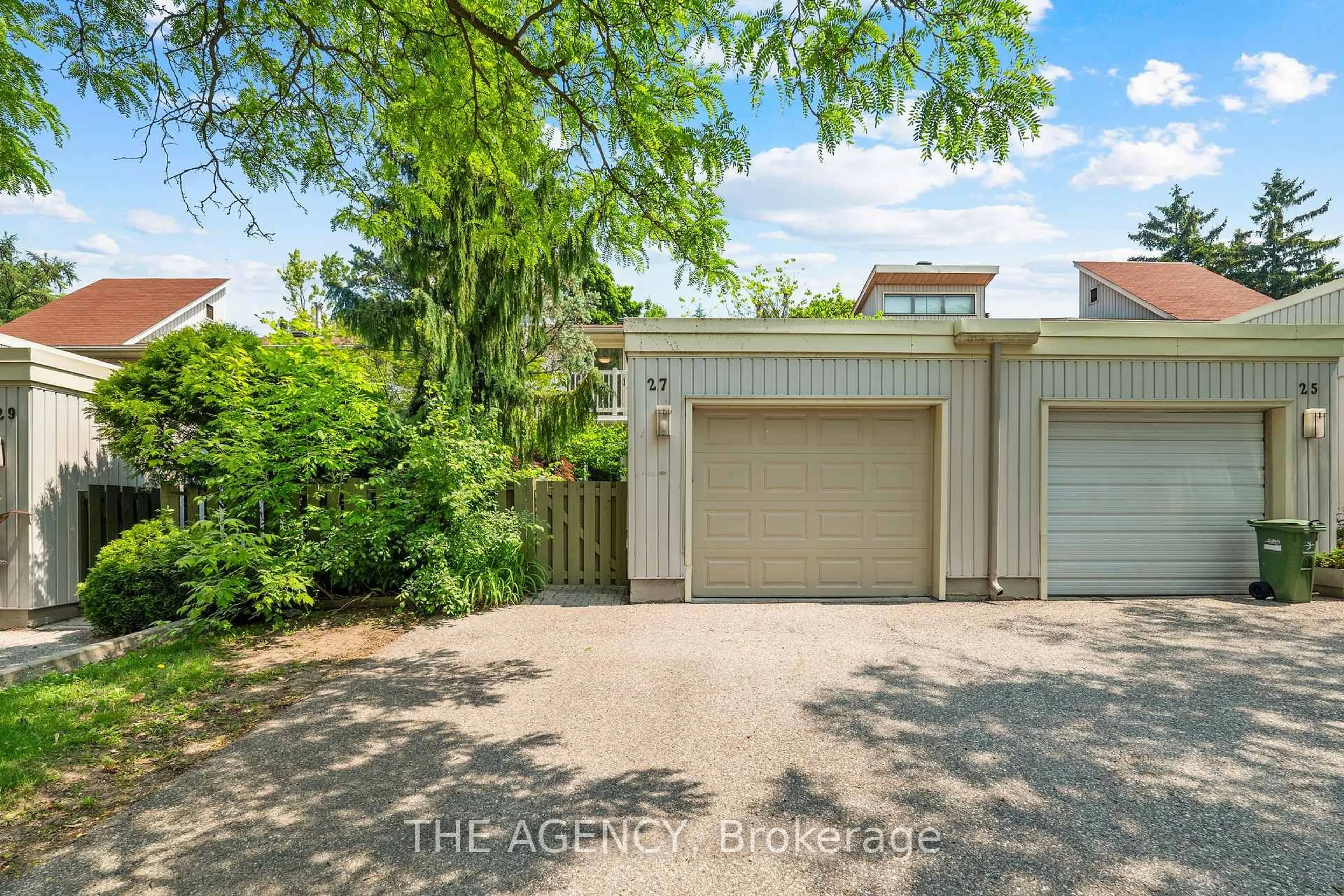 A pic from outside/outdoor area/front of a property/back of a property/a pic from drone, street for 27 WILSONVIEW Ave, Guelph Ontario N1G 2W5