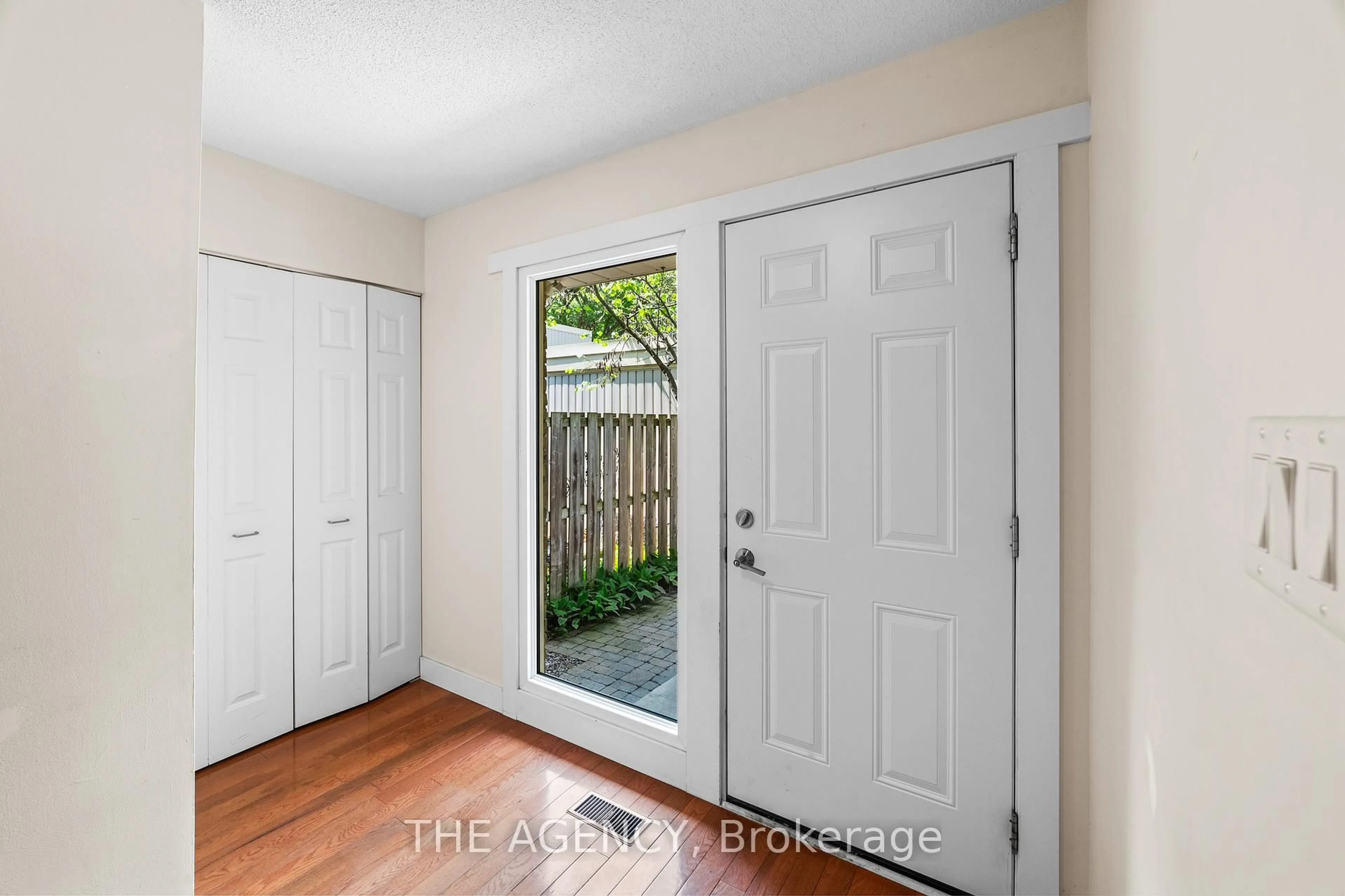 Indoor entryway for 27 WILSONVIEW Ave, Guelph Ontario N1G 2W5