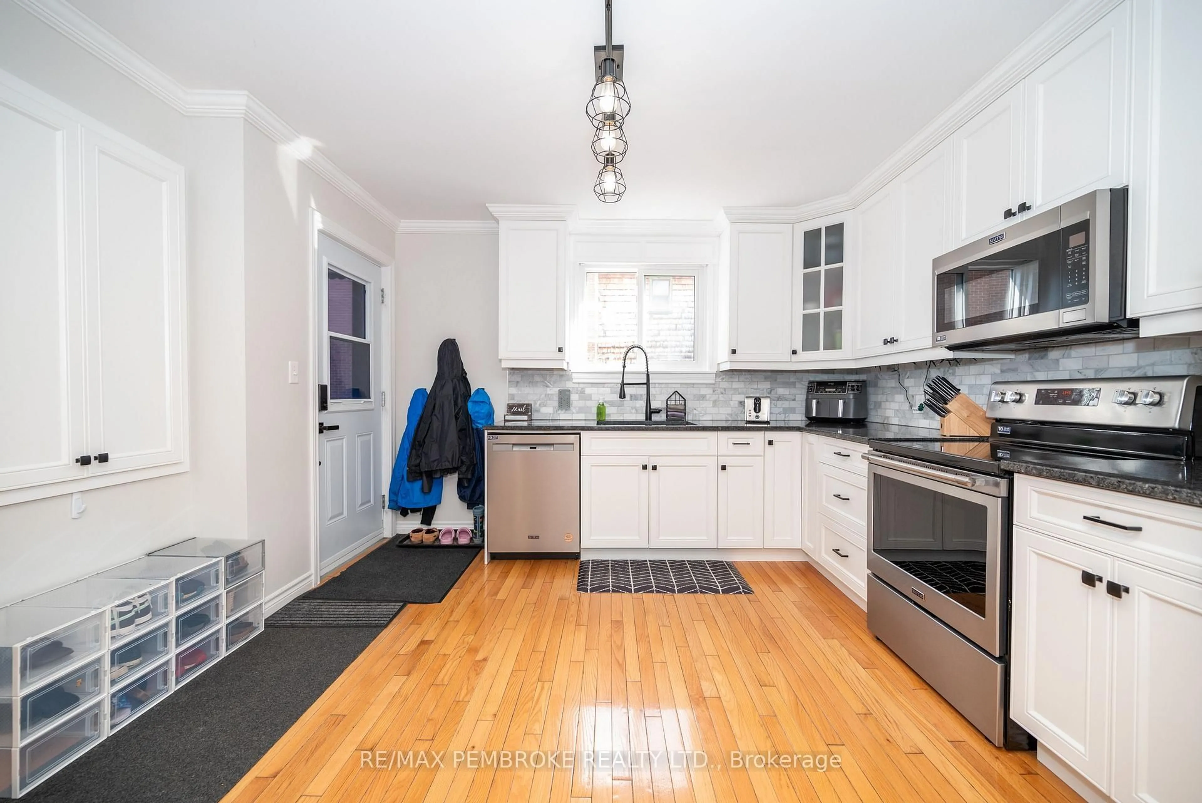 Standard kitchen, unknown for 594 Miller St, Pembroke Ontario K8A 6A2