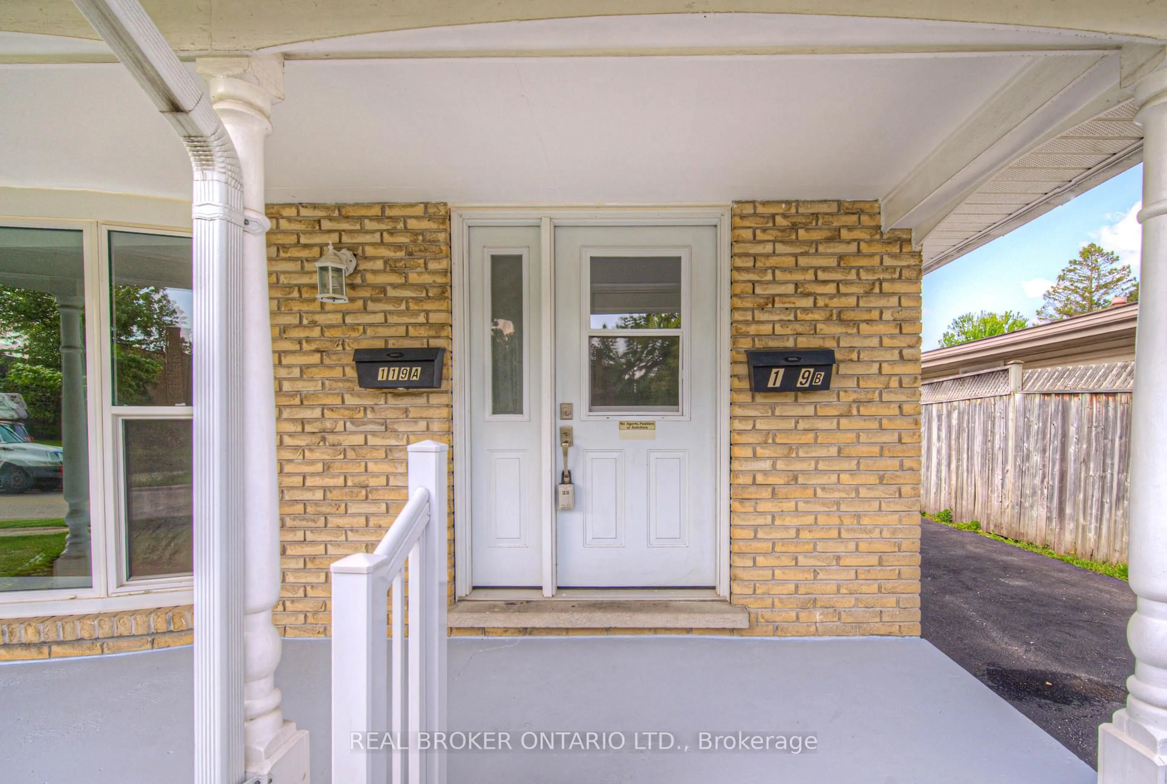 Indoor entryway for 119 Kingswood Dr, Kitchener Ontario N2E 1B2