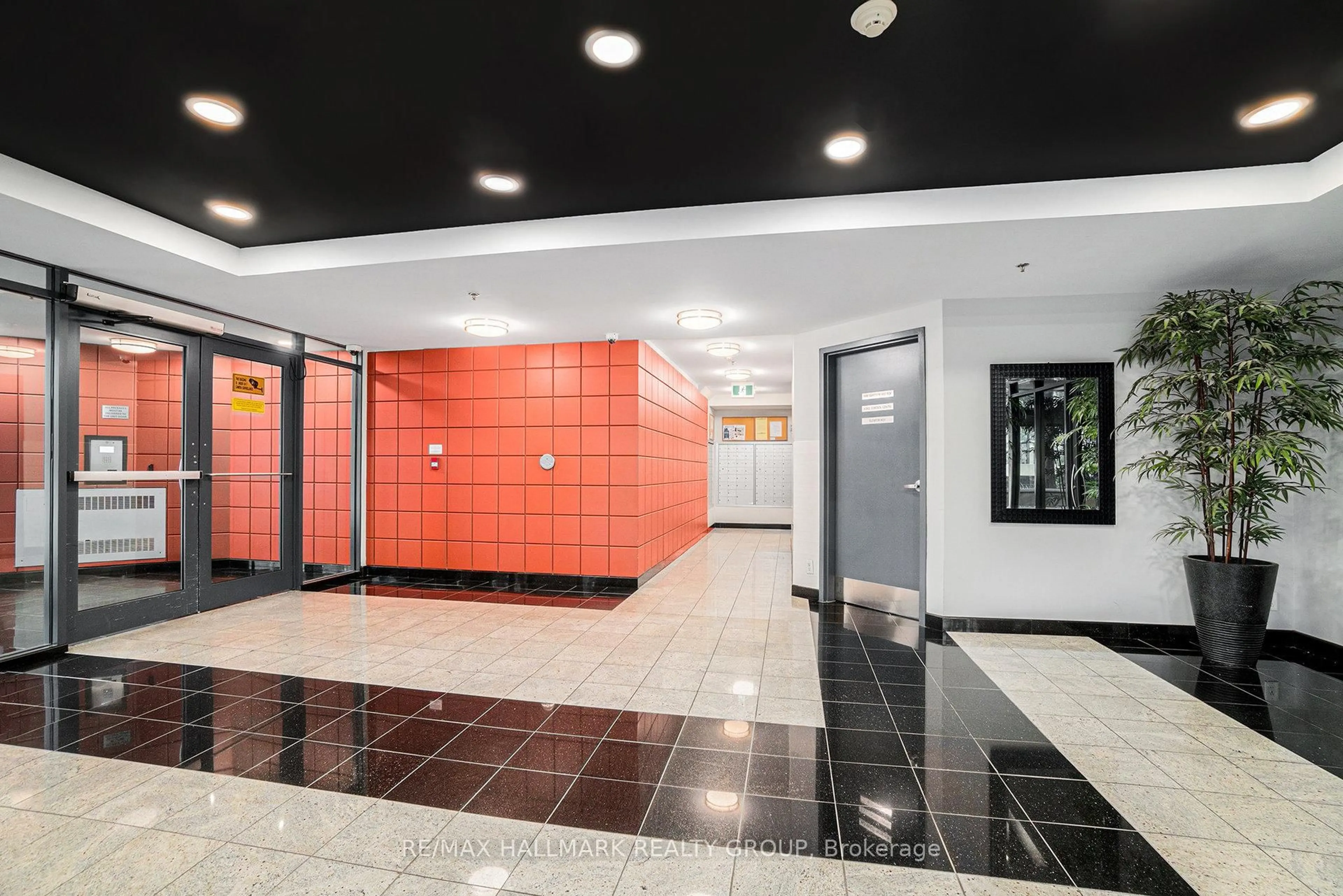 Indoor foyer for 445 Laurier Ave #PH4, Ottawa Ontario K1R 0A2