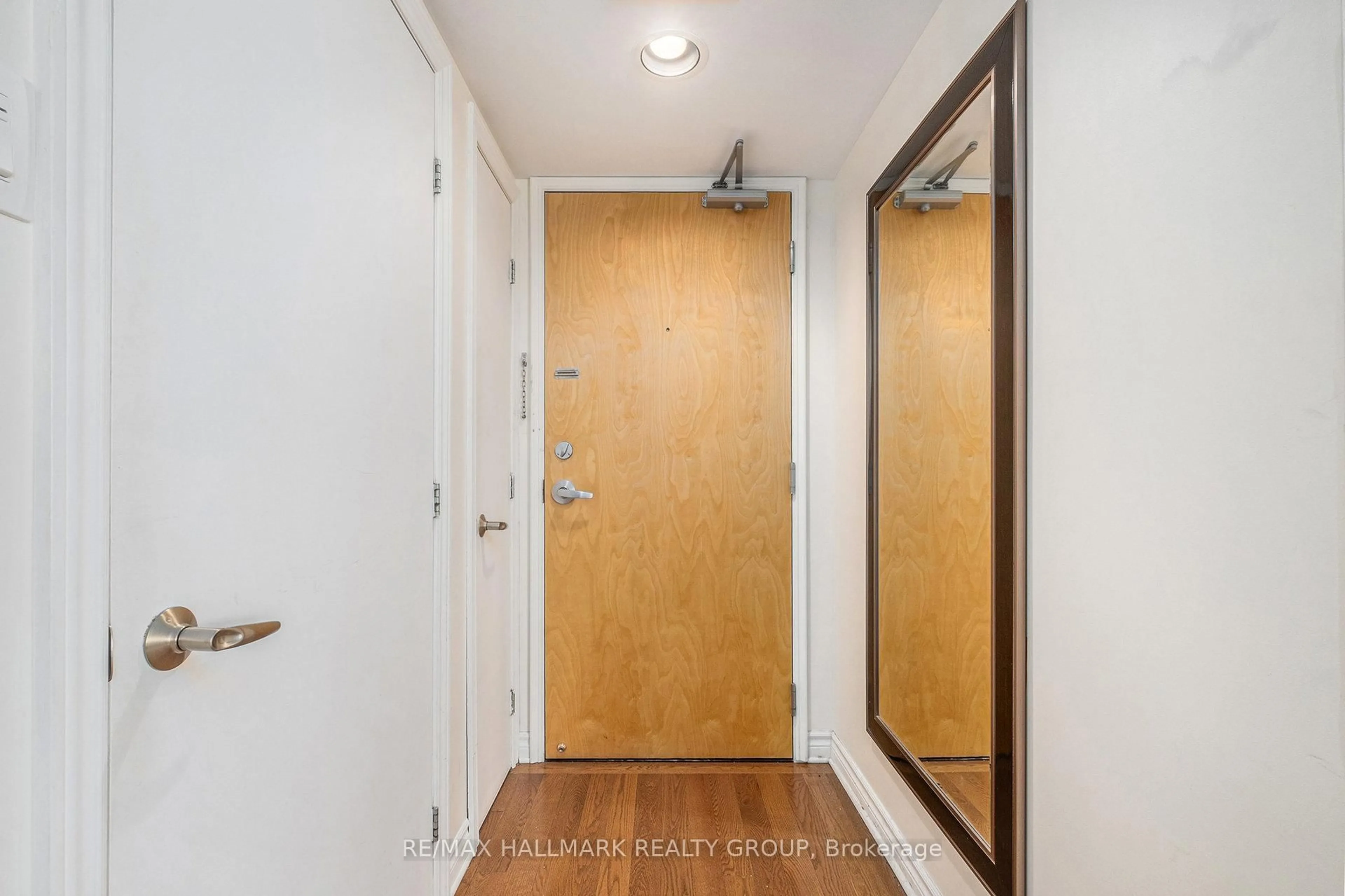 Indoor entryway for 445 Laurier Ave #PH4, Ottawa Ontario K1R 0A2