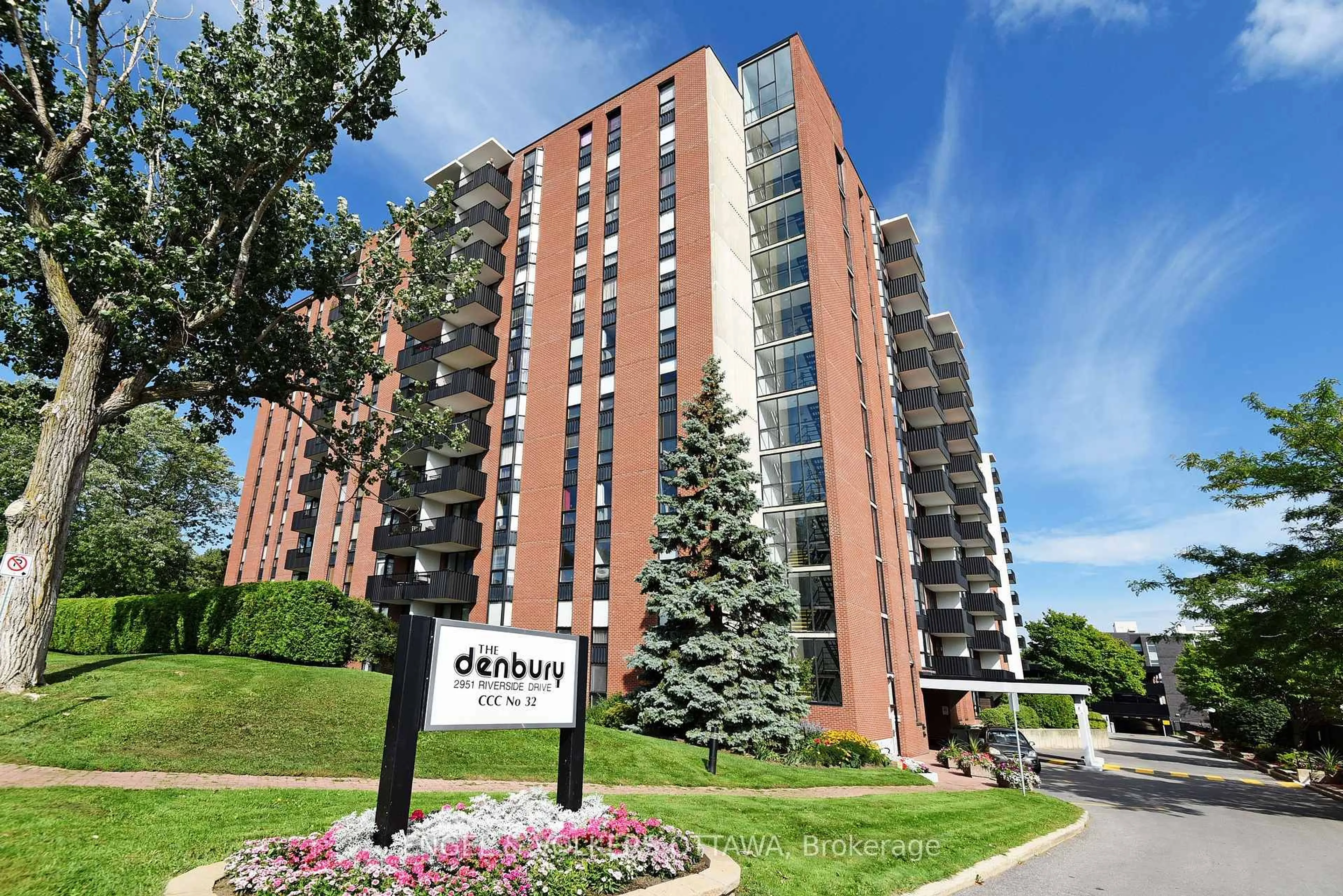 Indoor foyer for 2951 Riverside Dr #810, Ottawa Ontario K1V 8W6