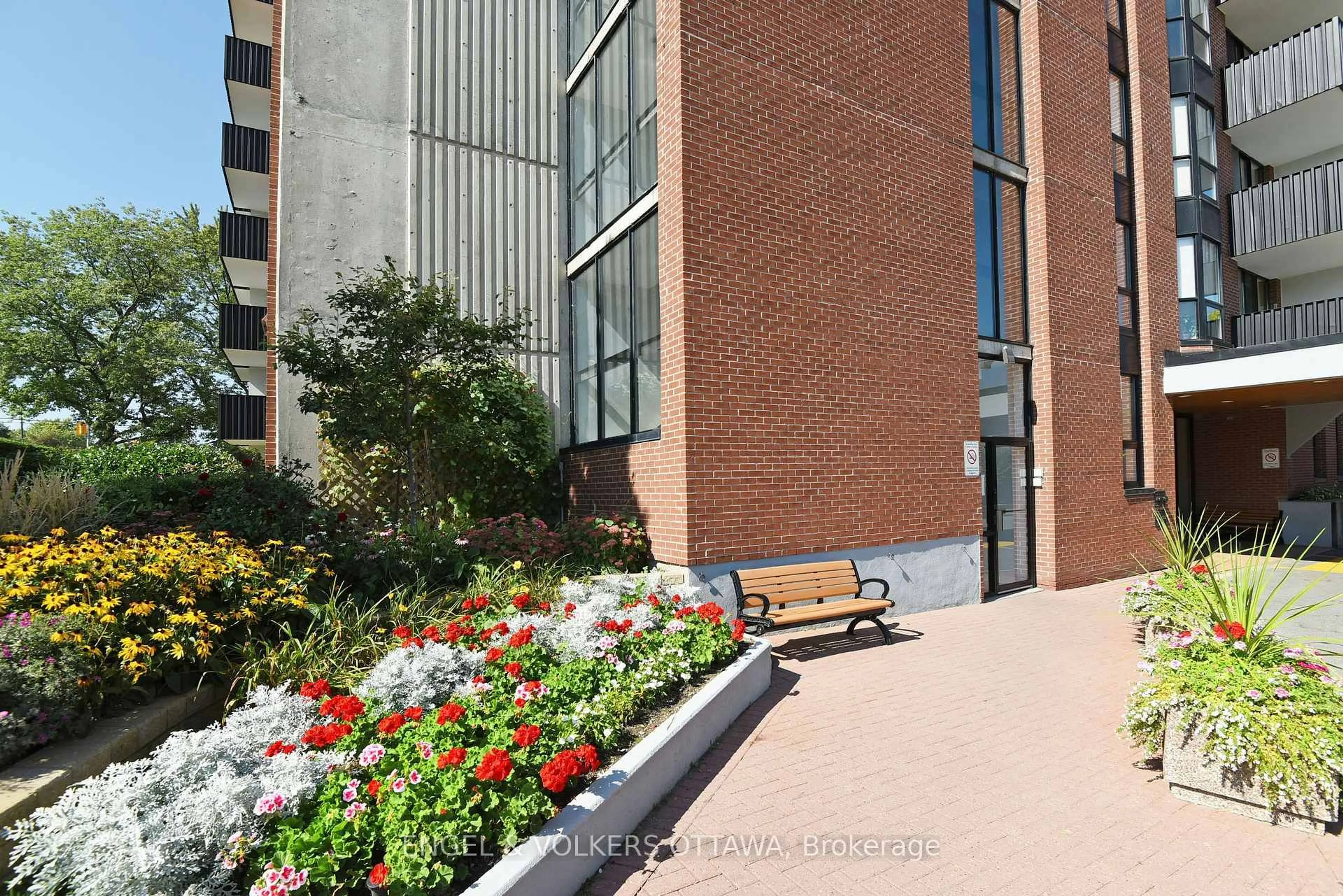 Patio, building for 2951 Riverside Dr #810, Ottawa Ontario K1V 8W6