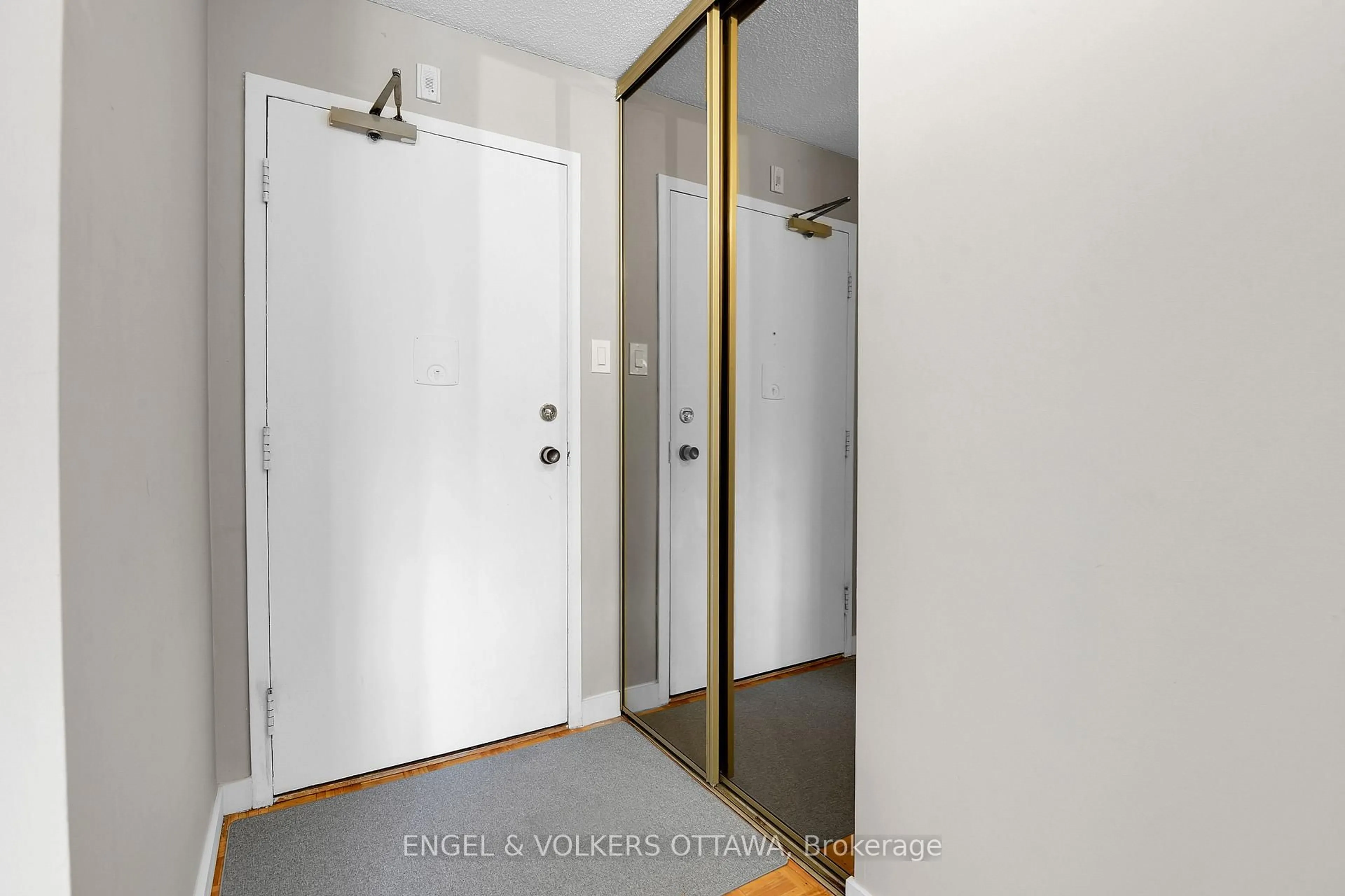 Indoor entryway for 2951 Riverside Dr #810, Ottawa Ontario K1V 8W6
