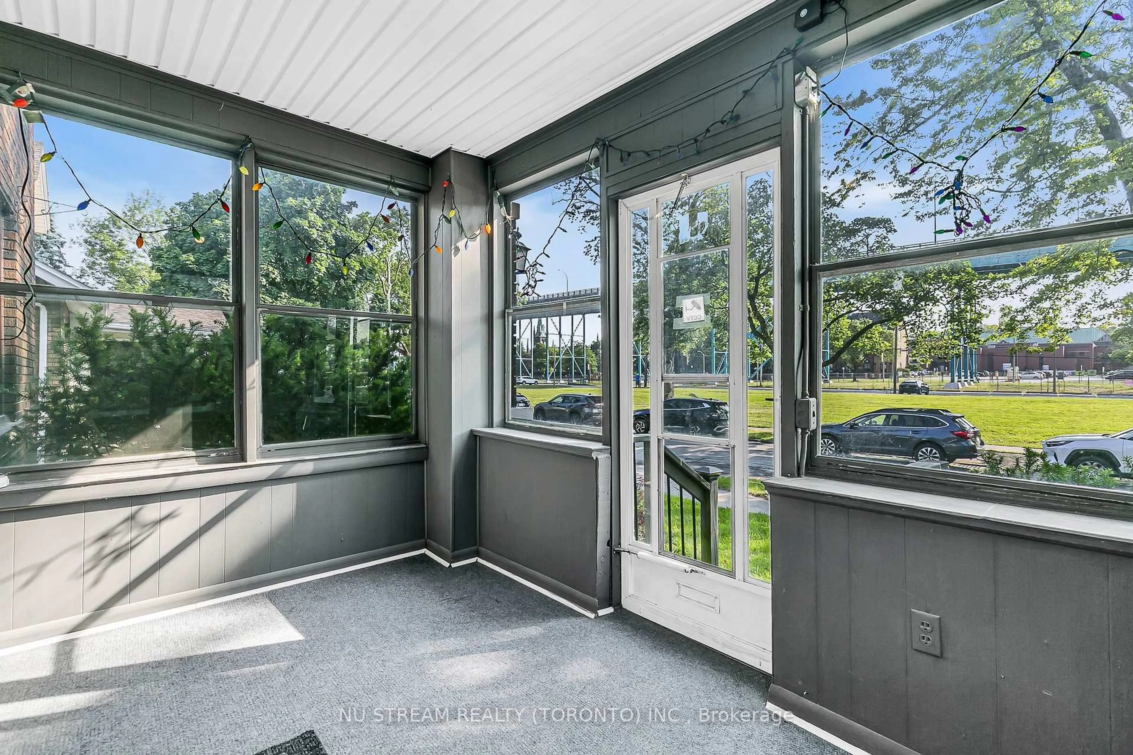 Indoor entryway for 427 Indian Rd, Windsor Ontario N9C 2M3
