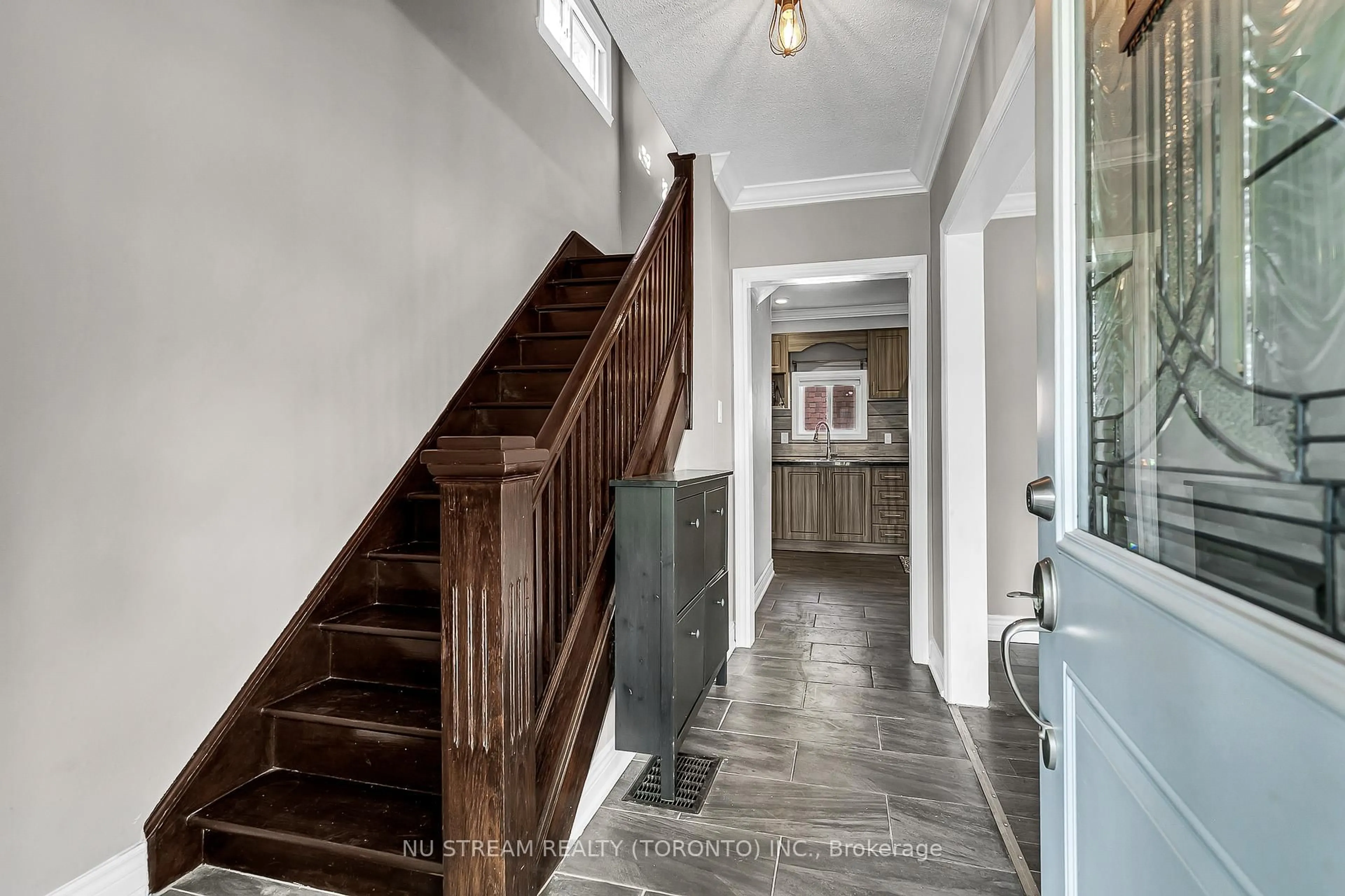 Indoor entryway for 427 Indian Rd, Windsor Ontario N9C 2M3